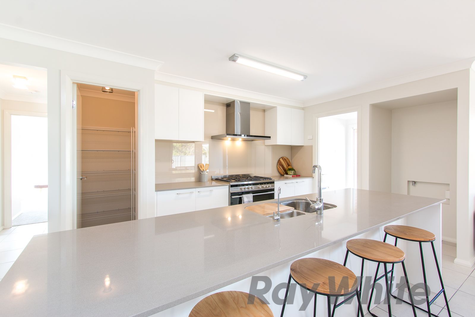 6 Windross Drive, WARNERS BAY, NSW 2282