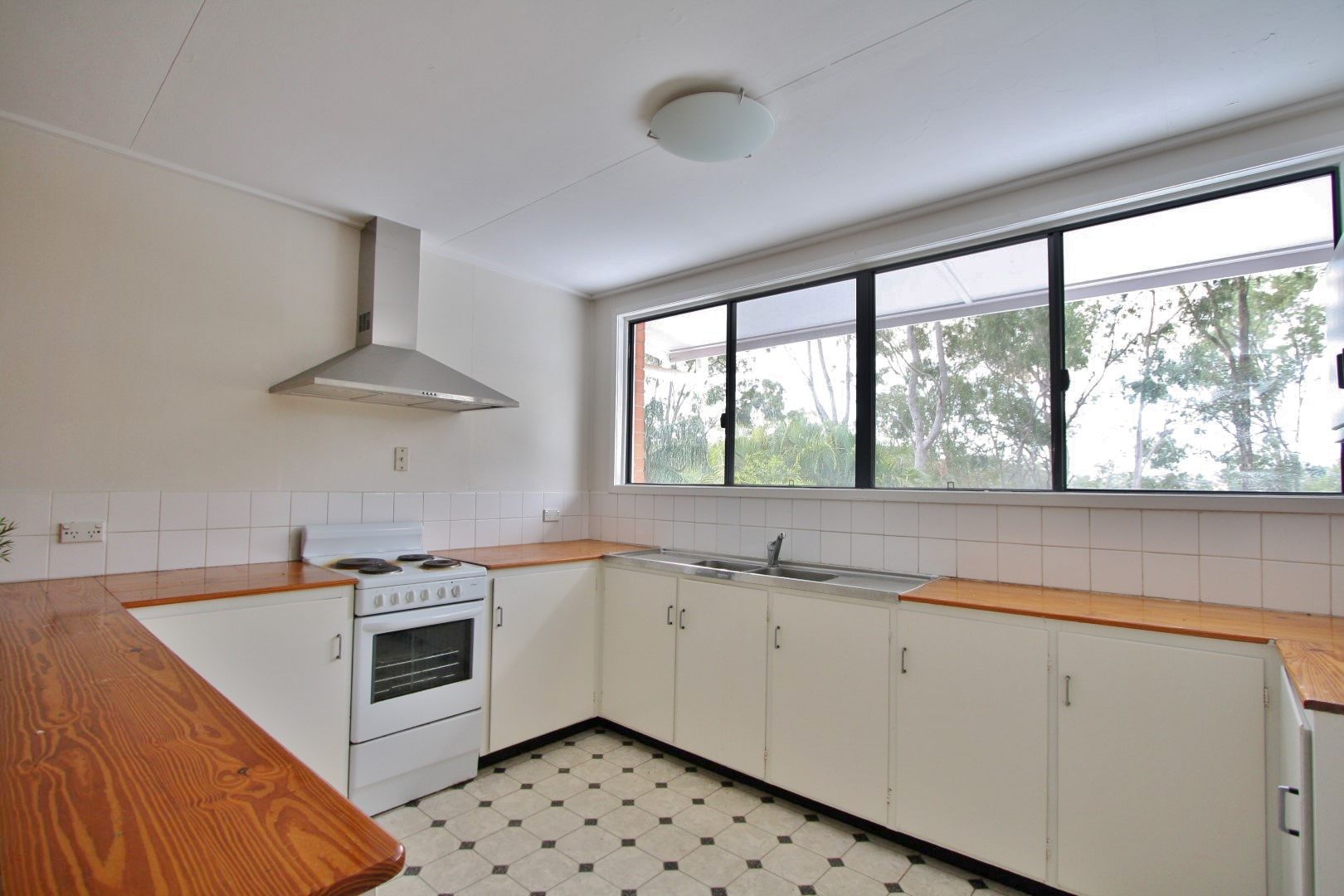 14 Algona Street, Holland Park West, QLD 4121