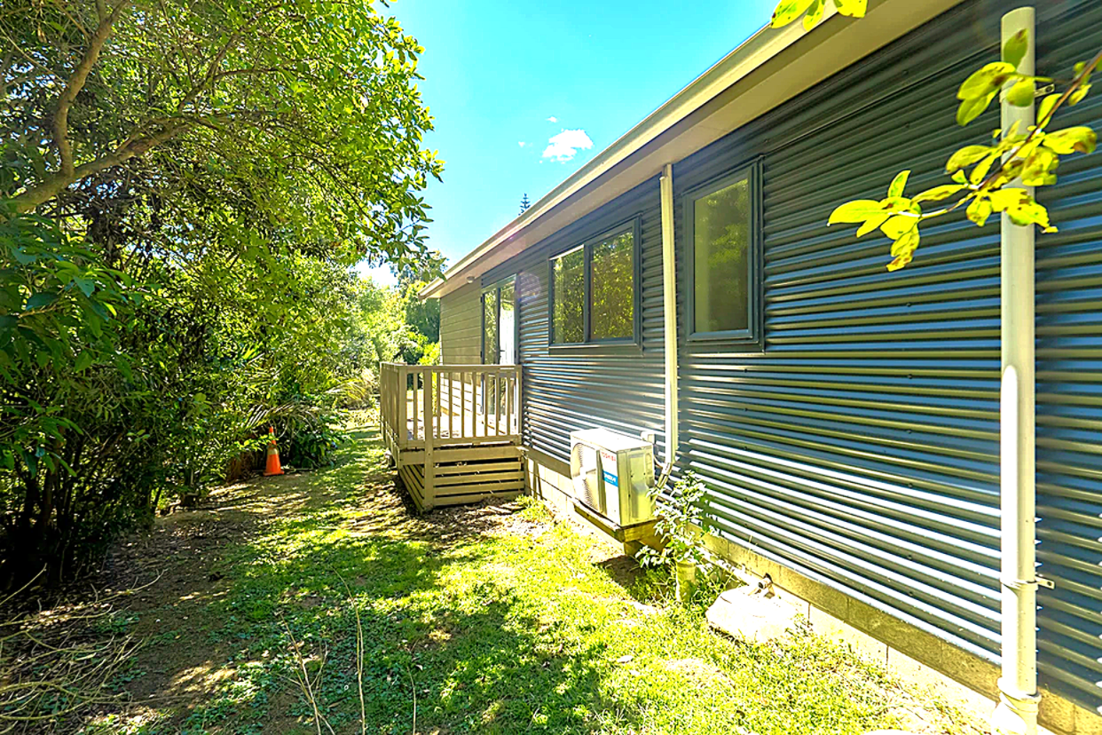 A/2/8 Montressor Place, Mellons Bay, Manukau City