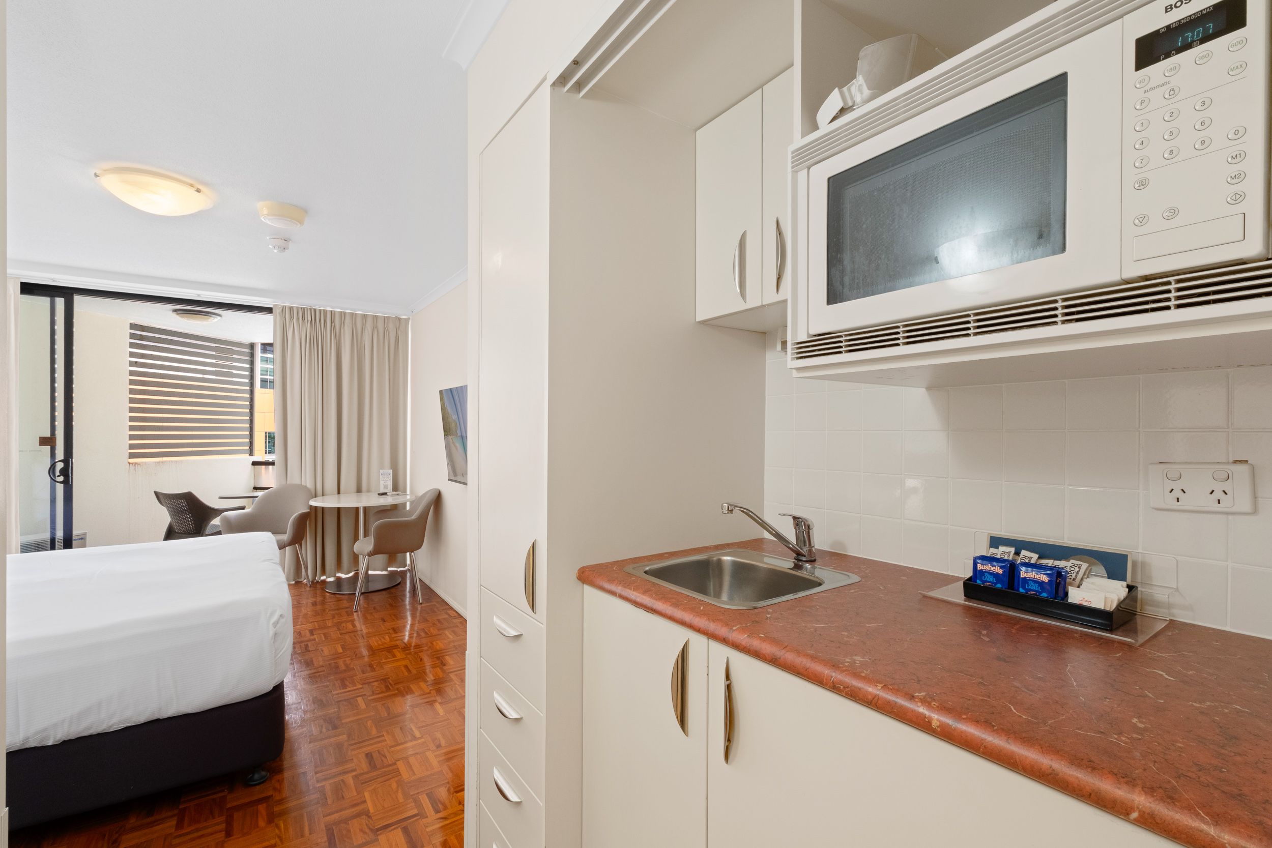 312 & 313/5 Edmondstone Street — photo 9 of 14