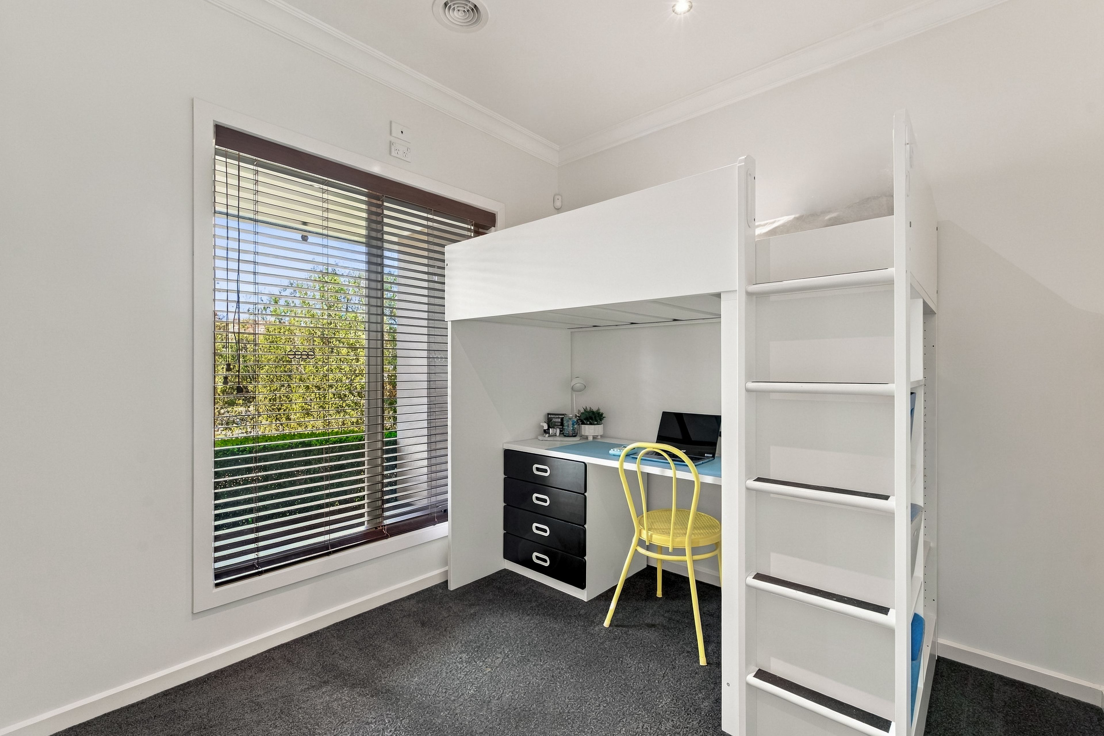 1/6 Merrilands Road — photo 10 of 12
