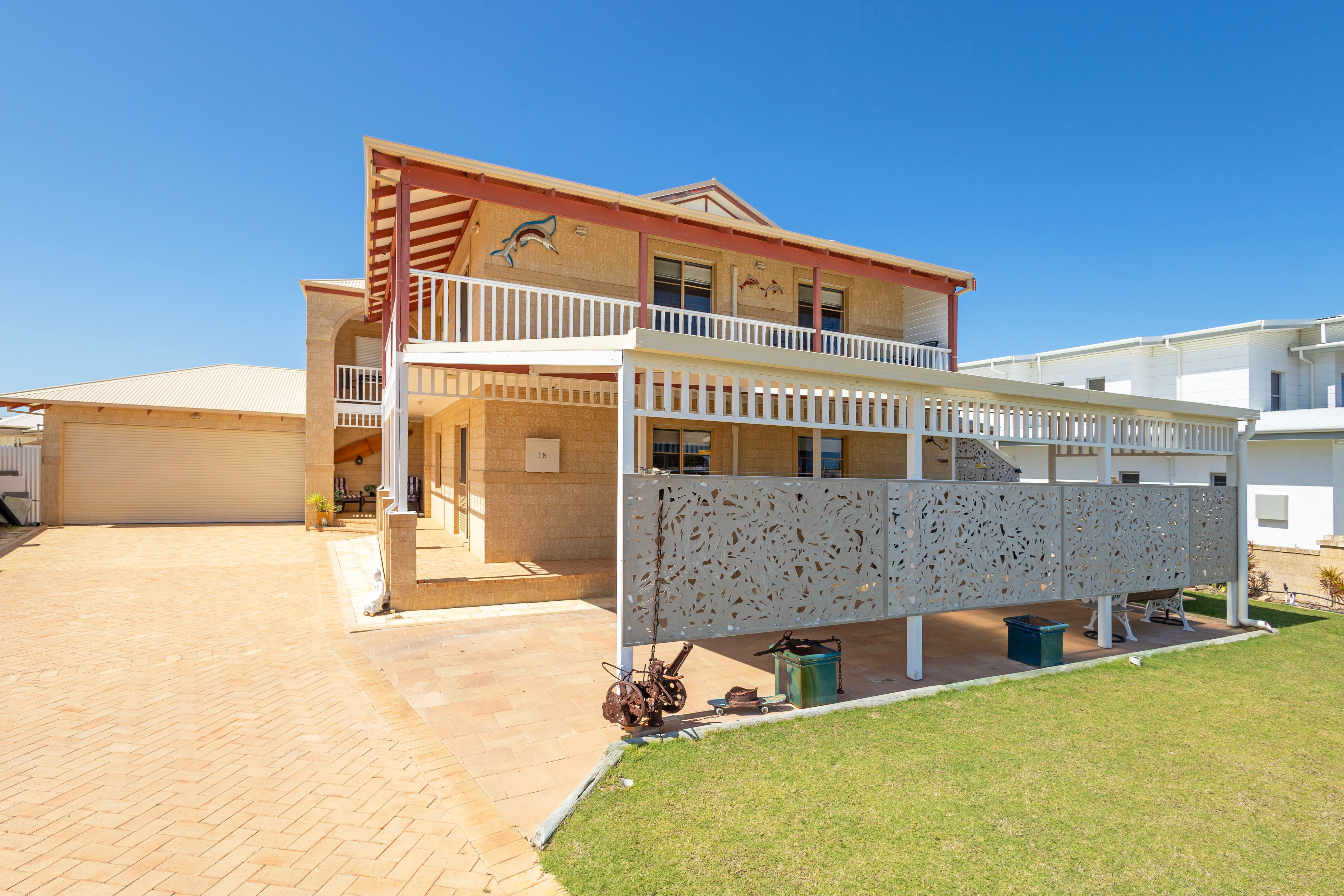 18 CASUARINA Crescent — photo 9 of 30