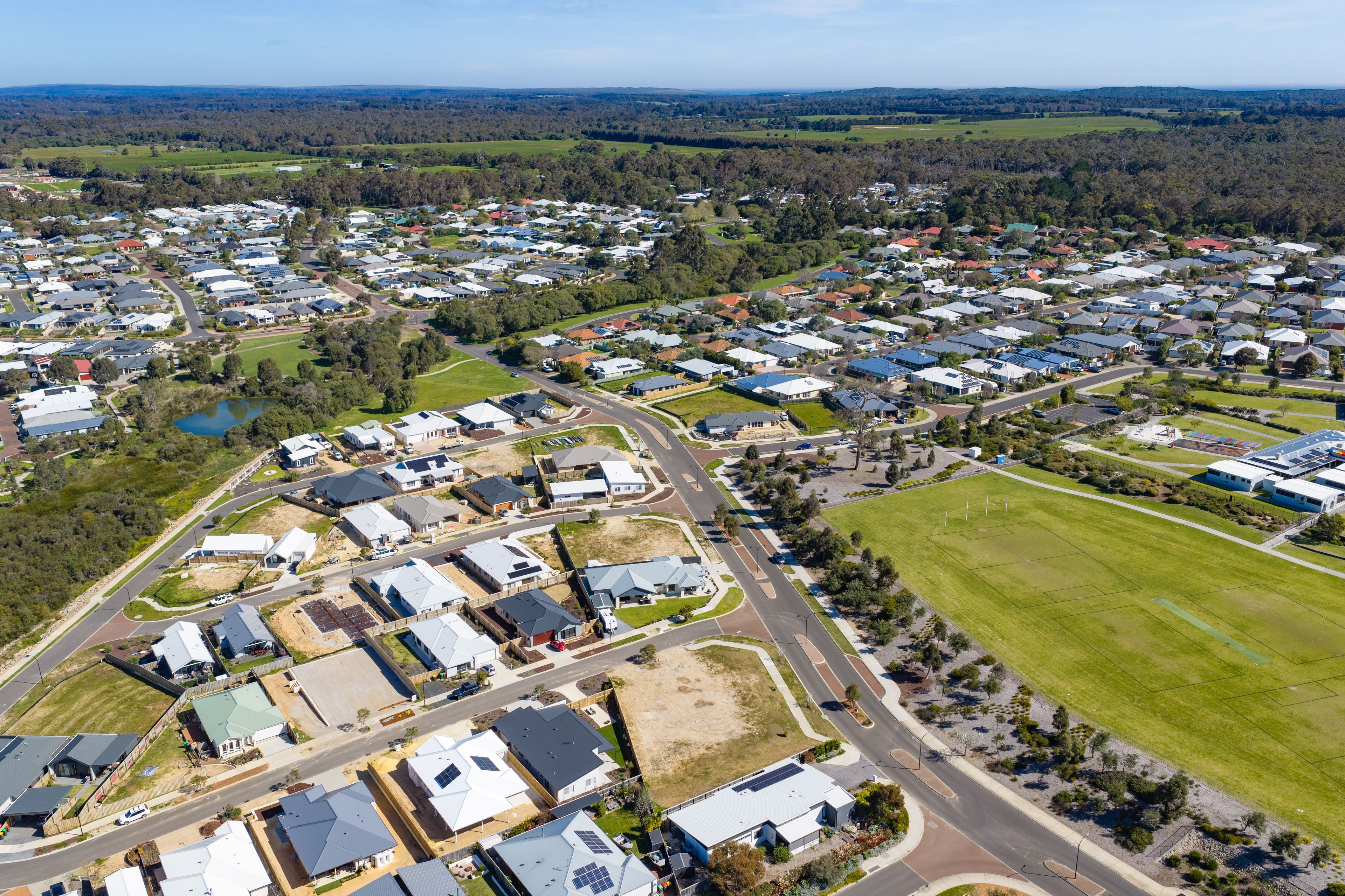 92 Leschenaultia Avenue — photo 8 of 10