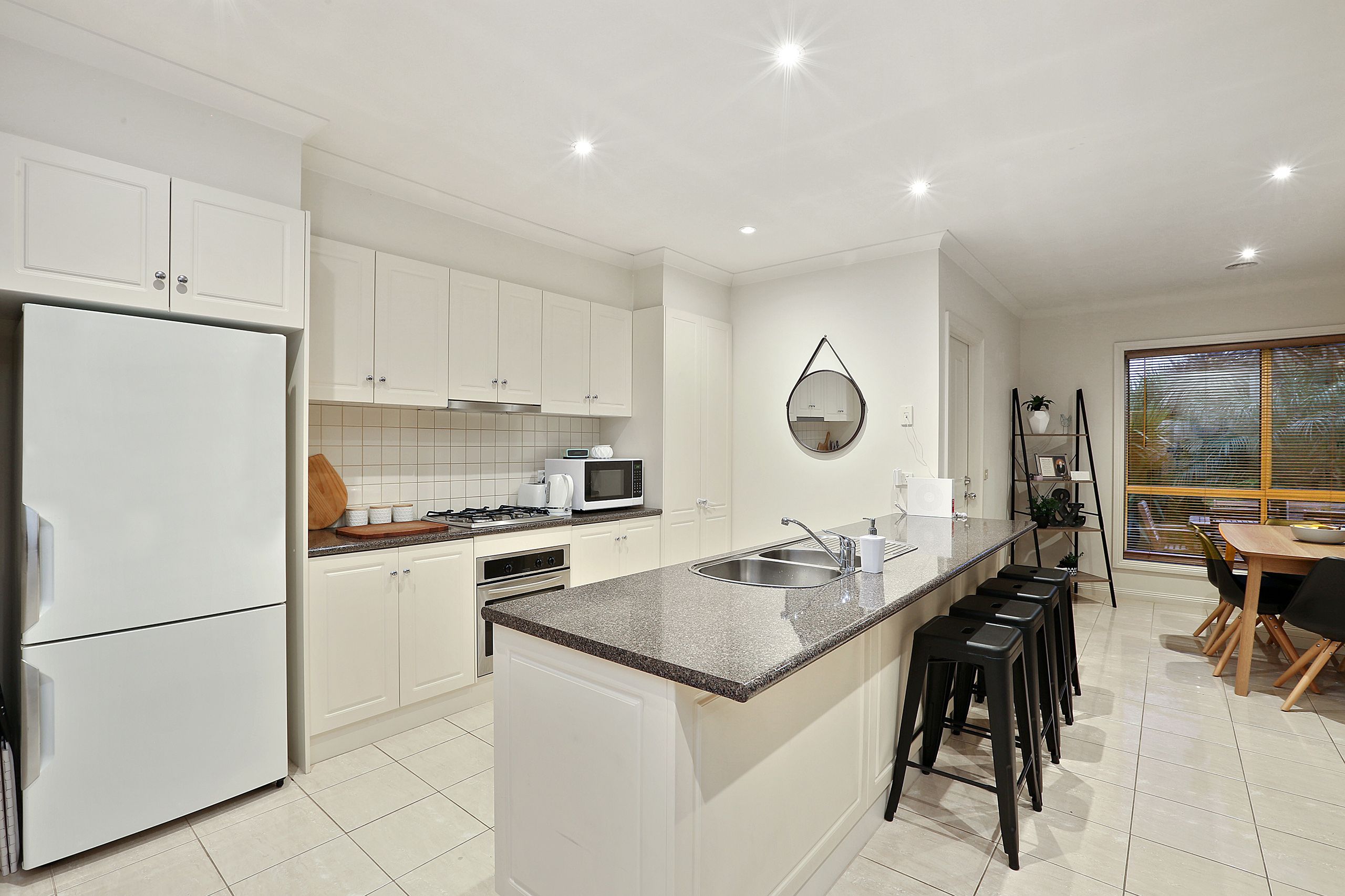 2/17 Pethajohn Parade, Grovedale, VIC 3216