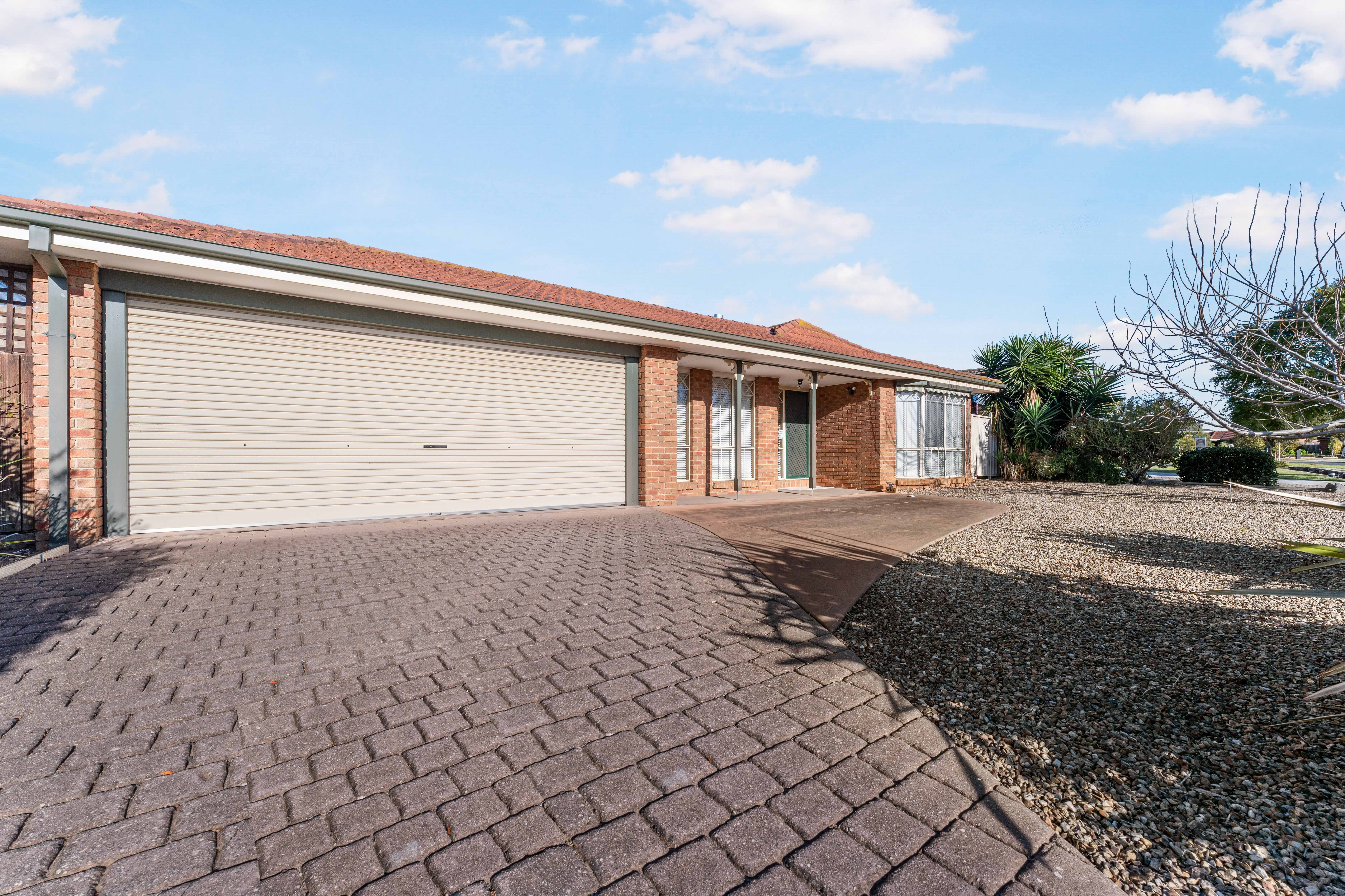 31 Pinnacle Crescent, Brookfield, VIC 3338