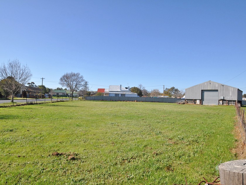 76 Regent Street, Junee, NSW 2663
