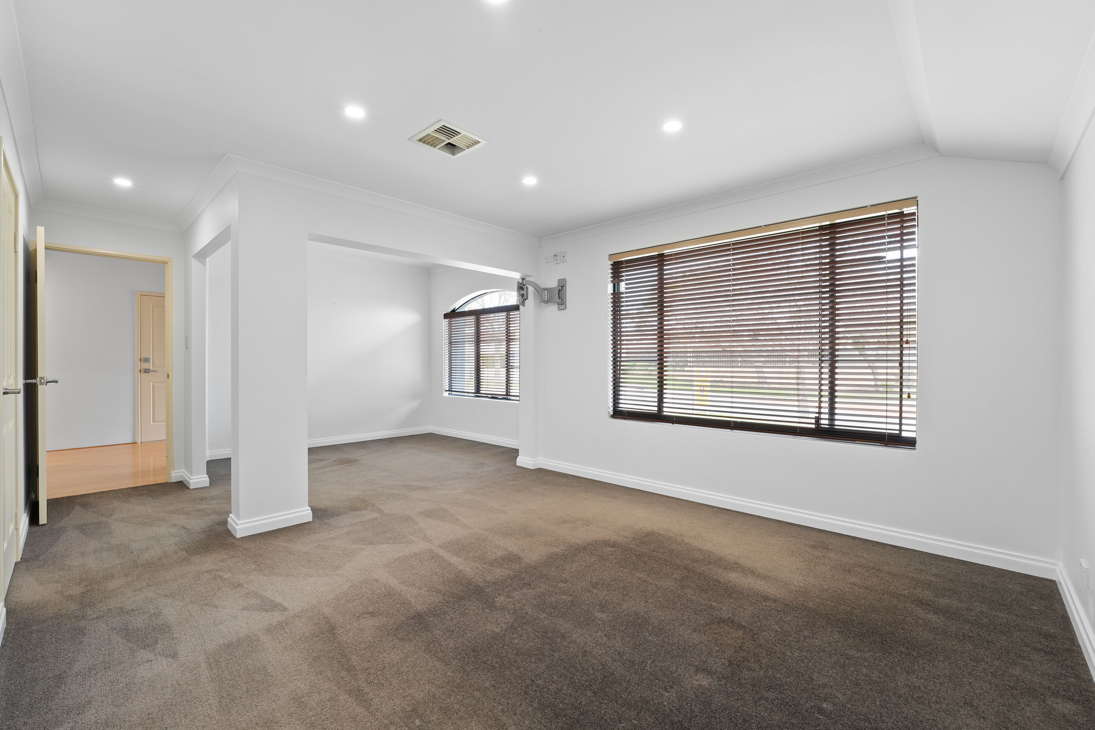 33 Liesham Crescent — photo 3 of 30