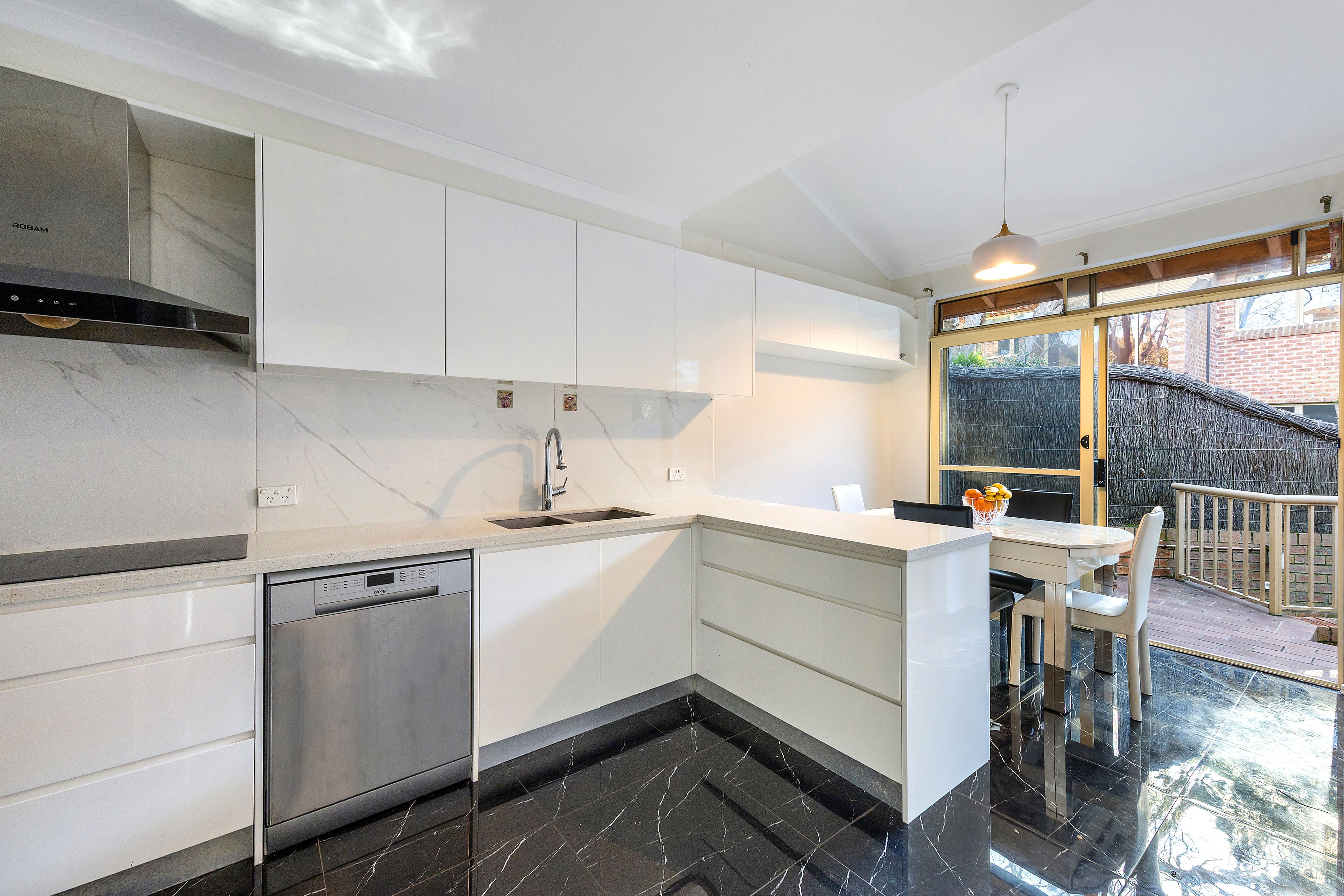 5/2 Stanley Street — photo from Ray White Upper North Shore