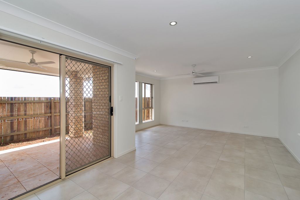 2/229 Greenwattle Street, Cranley, QLD 4350