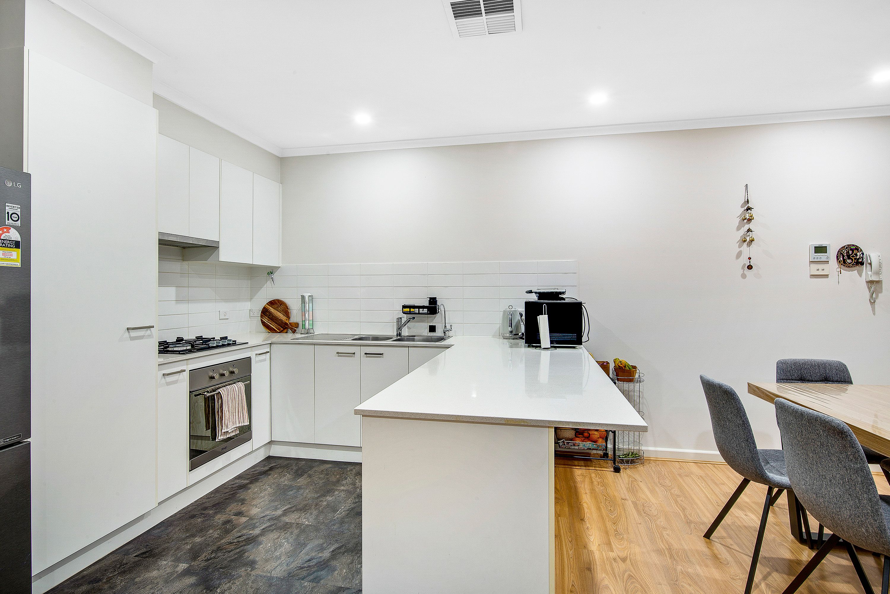 9/17-21 Markham Avenue — photo 4 of 13