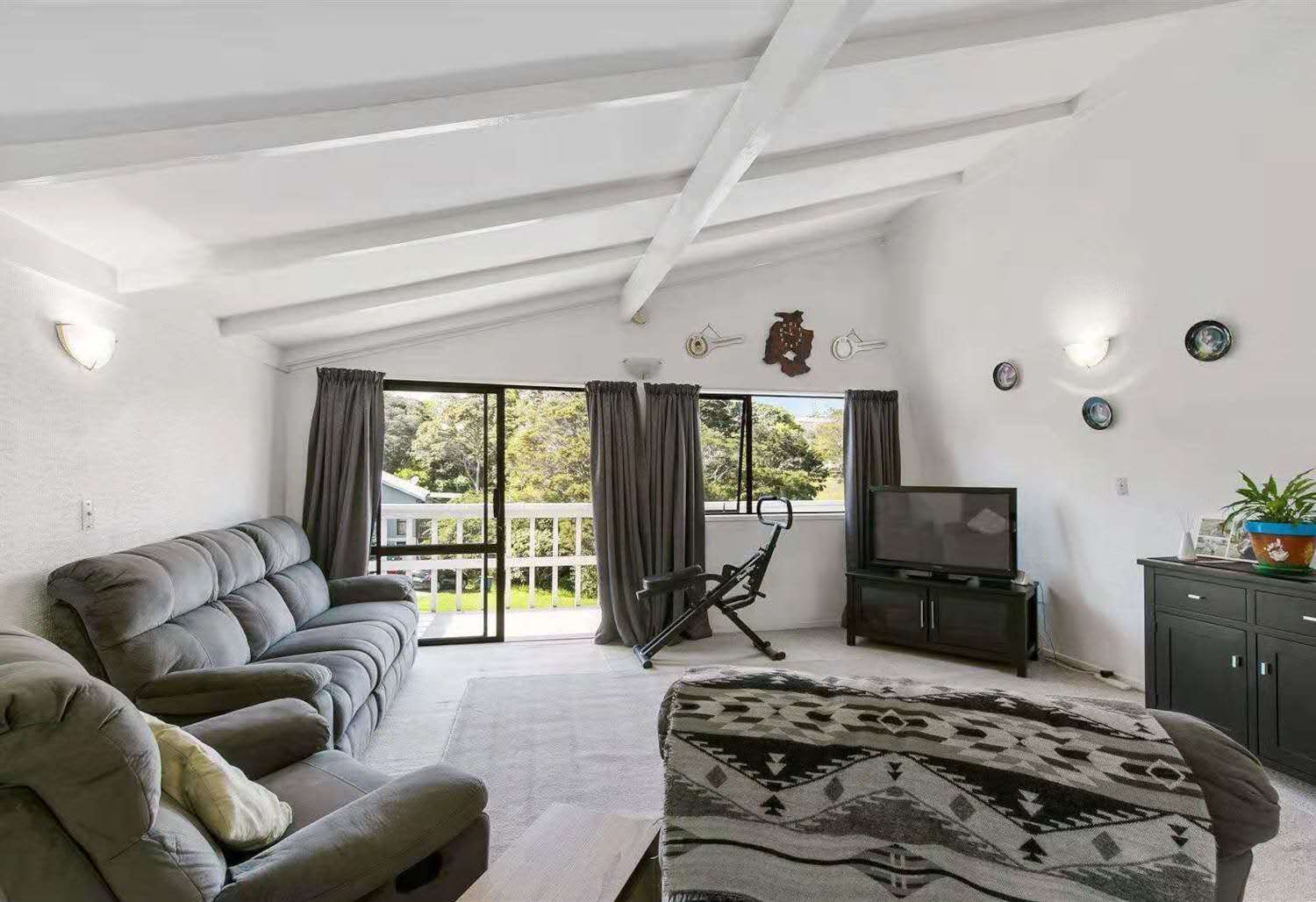 69 Easton Park Parade, Glenfield, North Shore City