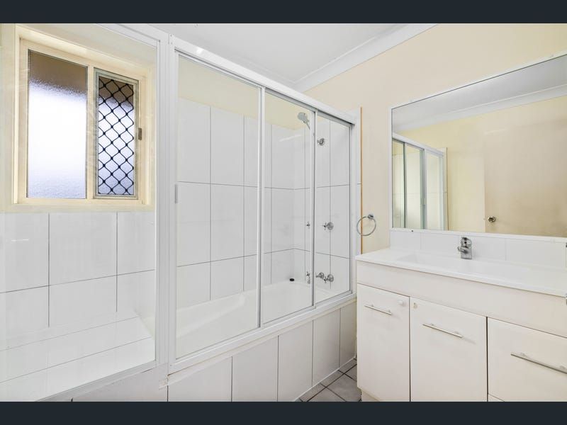 12 Rachel Drive — photo 4 of 5