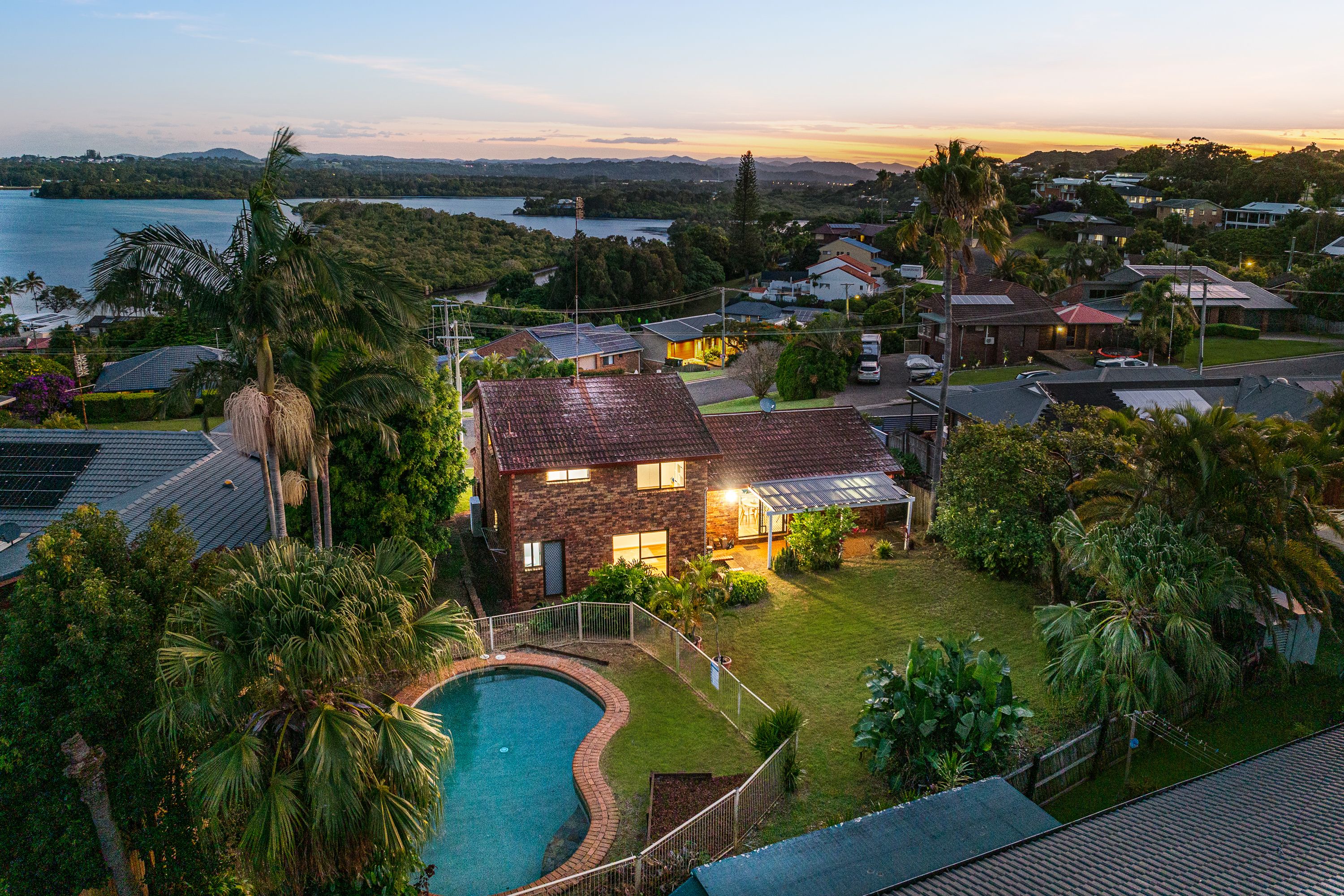 8 James Cook Drive, Banora Point, NSW 2486