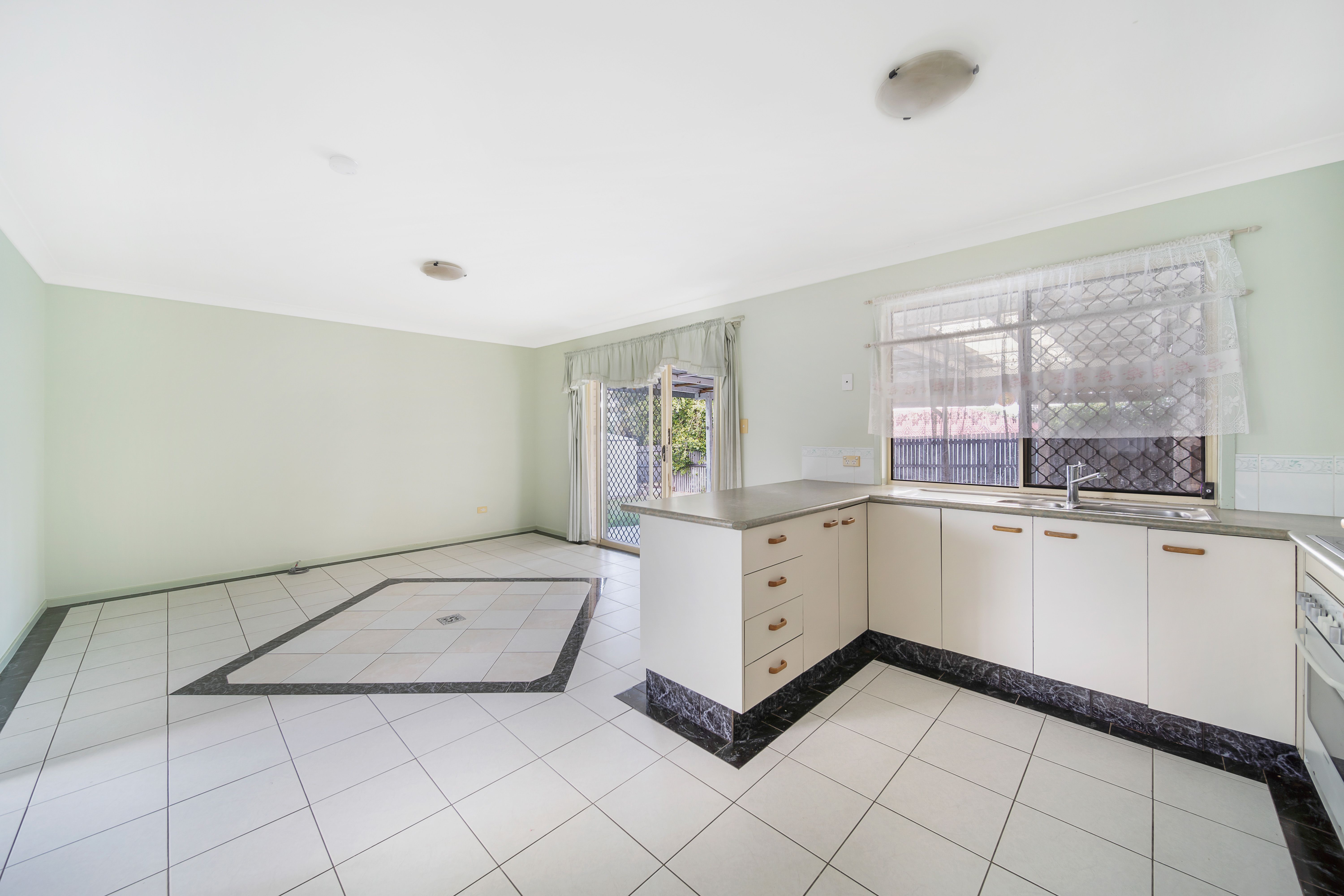 16 Lorraine Street, Crestmead, QLD 4132