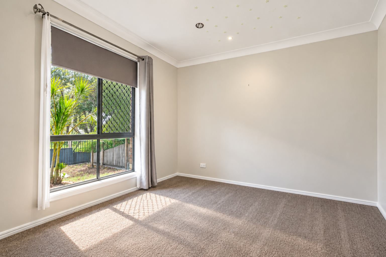 16 Canterbury Close — photo 12 of 17