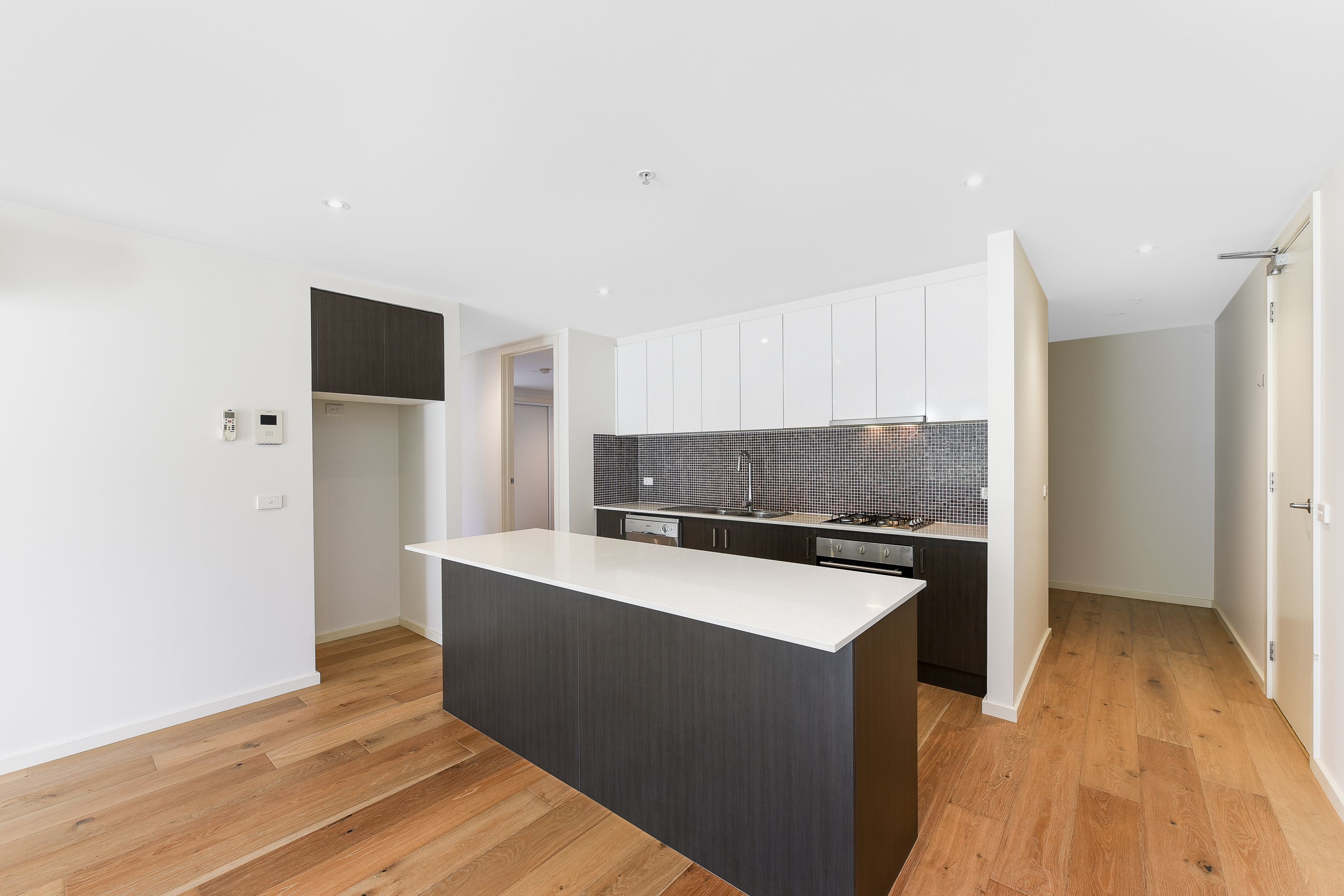 5/9 Railway Parade — photo from Ray White Glen Waverley