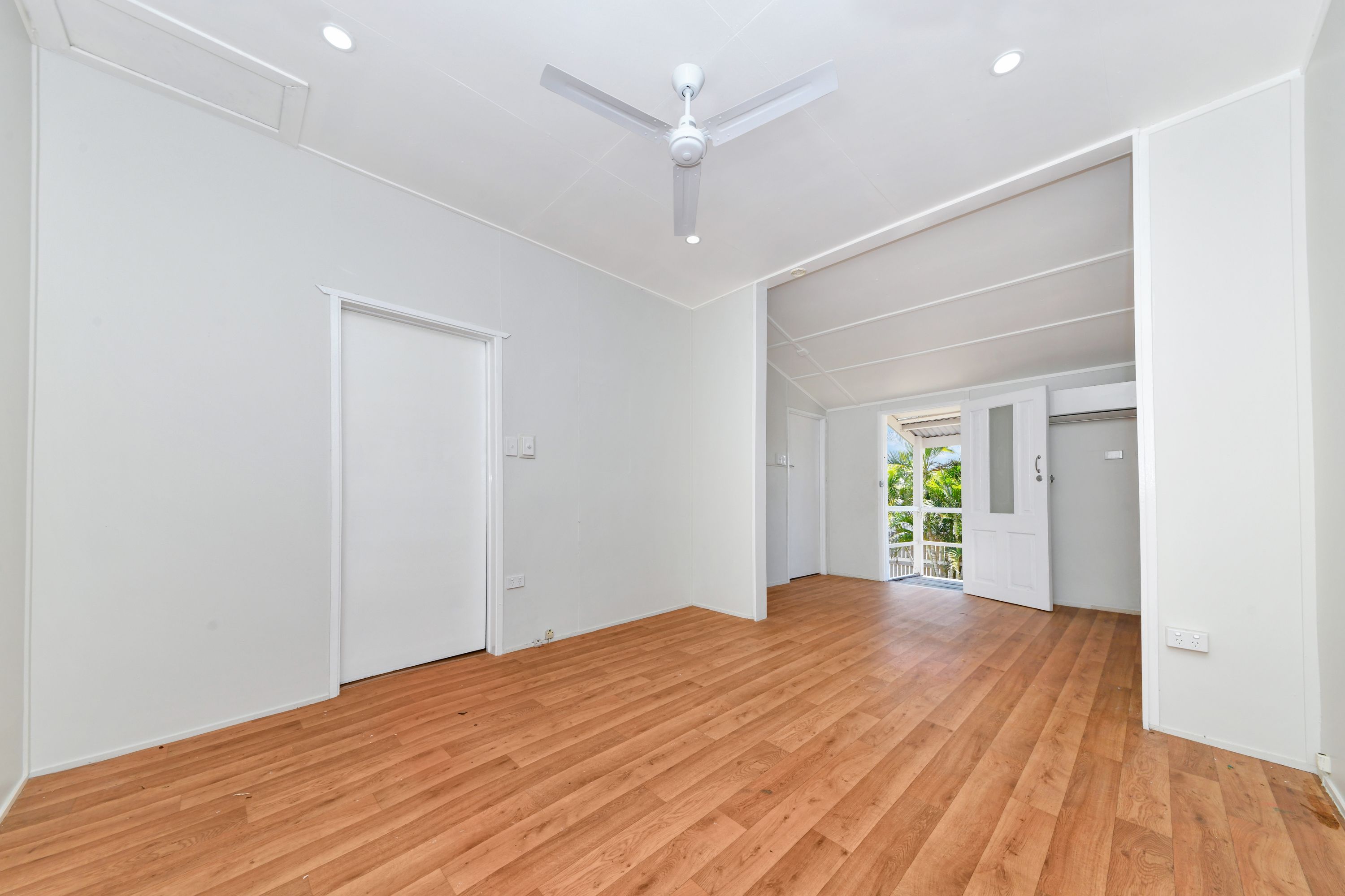 2/128 Kings Road, Hyde Park, QLD 4812