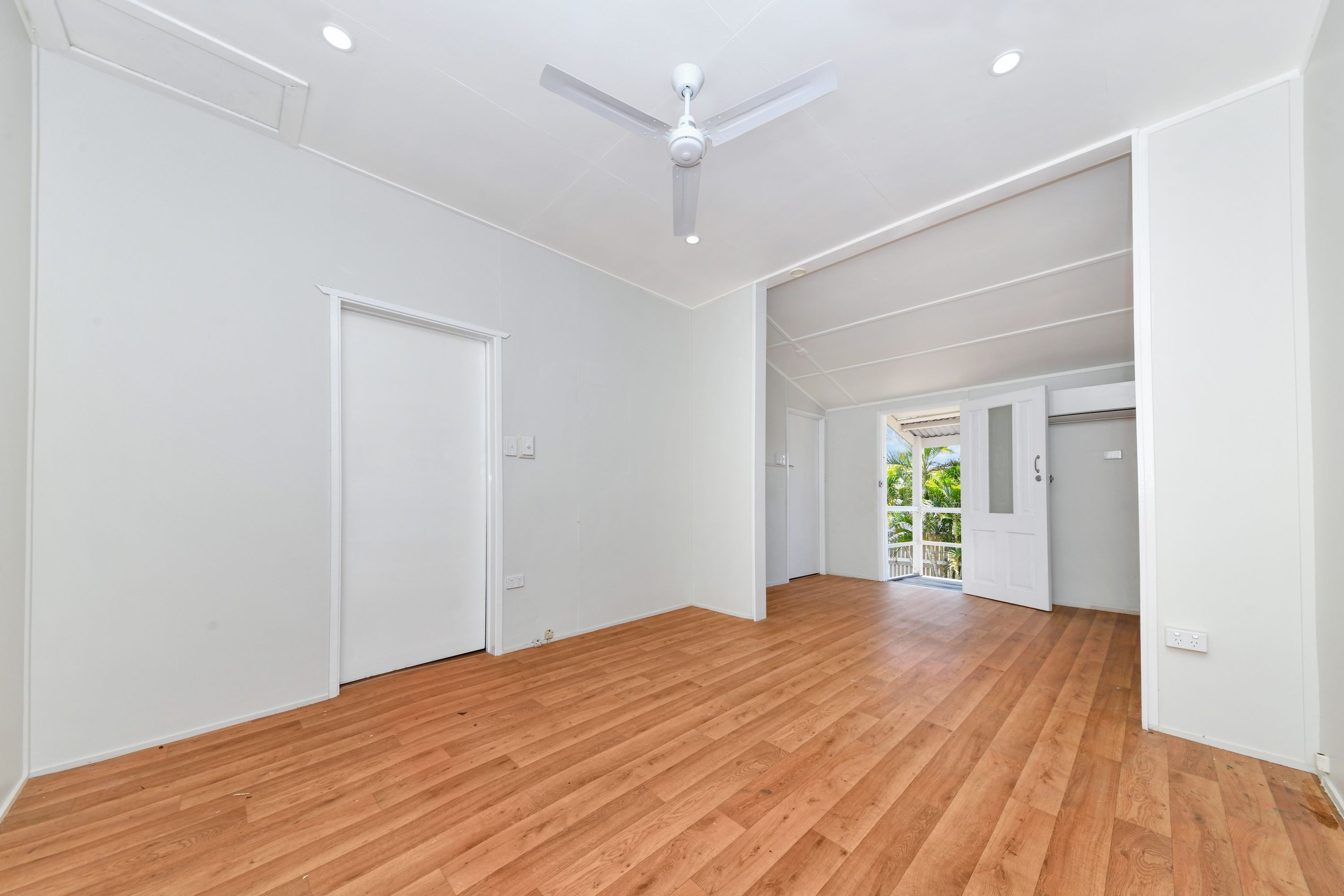 2/128 Kings Road, Hyde Park, QLD 4812