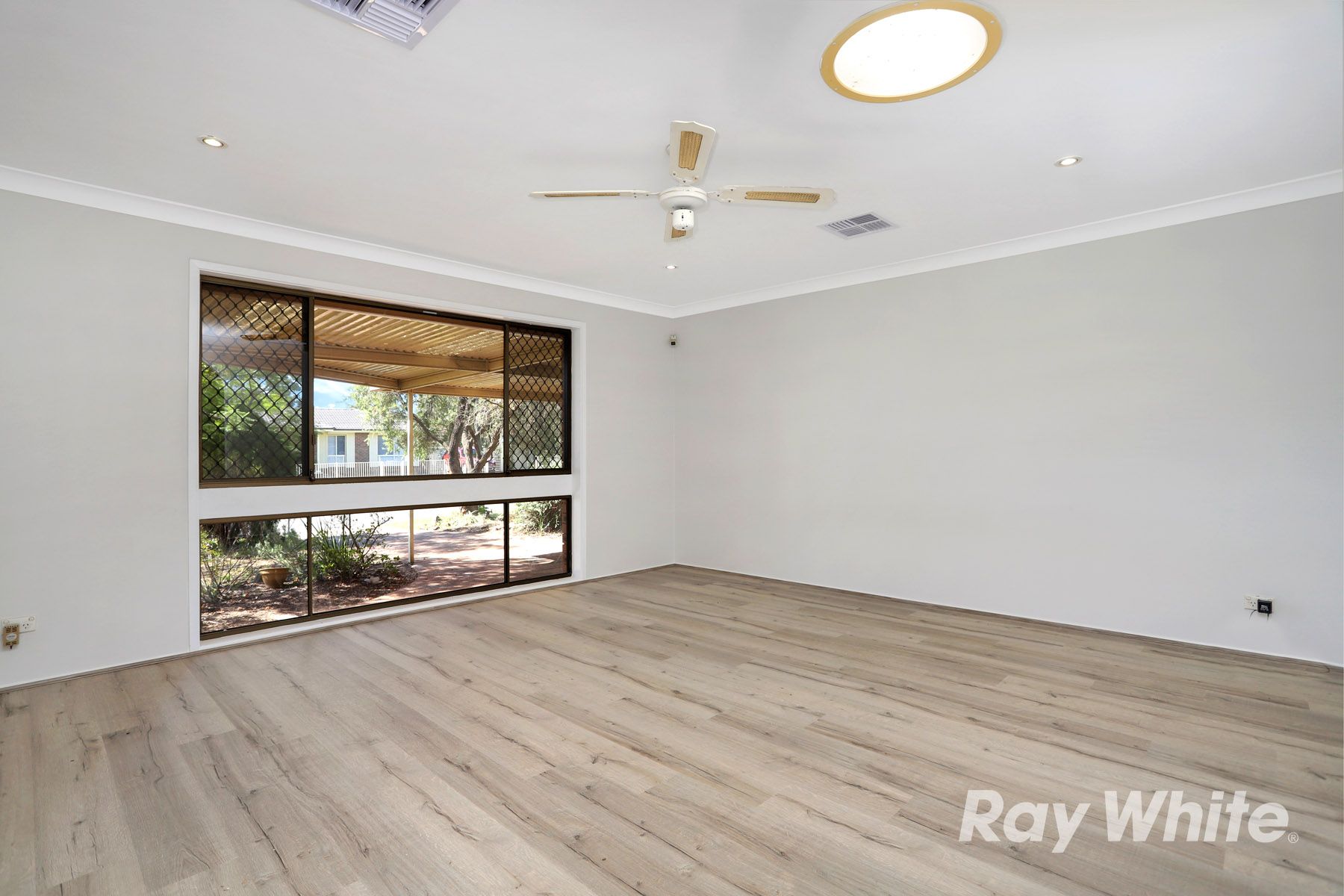 33 Lyrebird Crescent, St Clair, NSW 2759