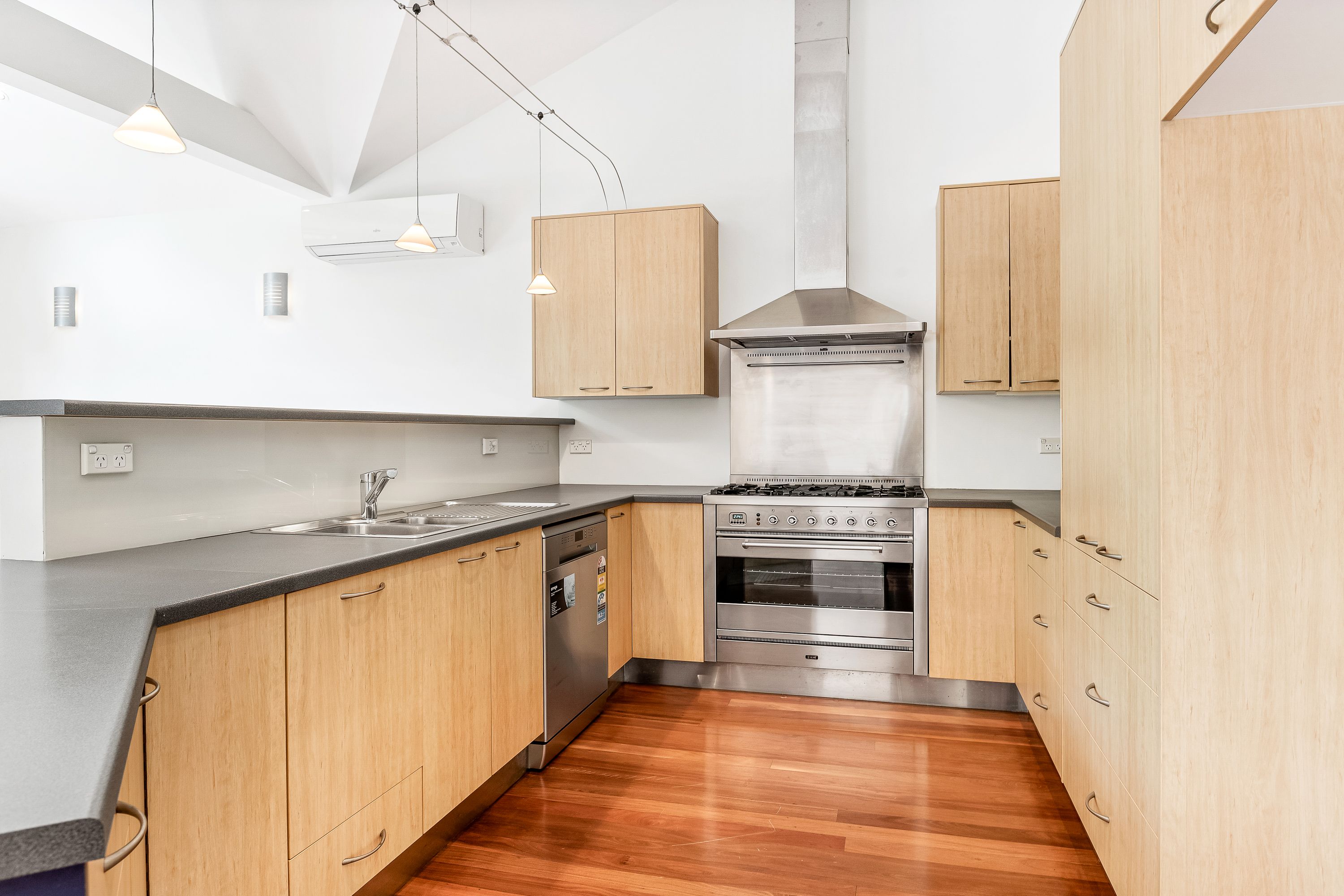 19 Makinson Street — photo 4 of 11