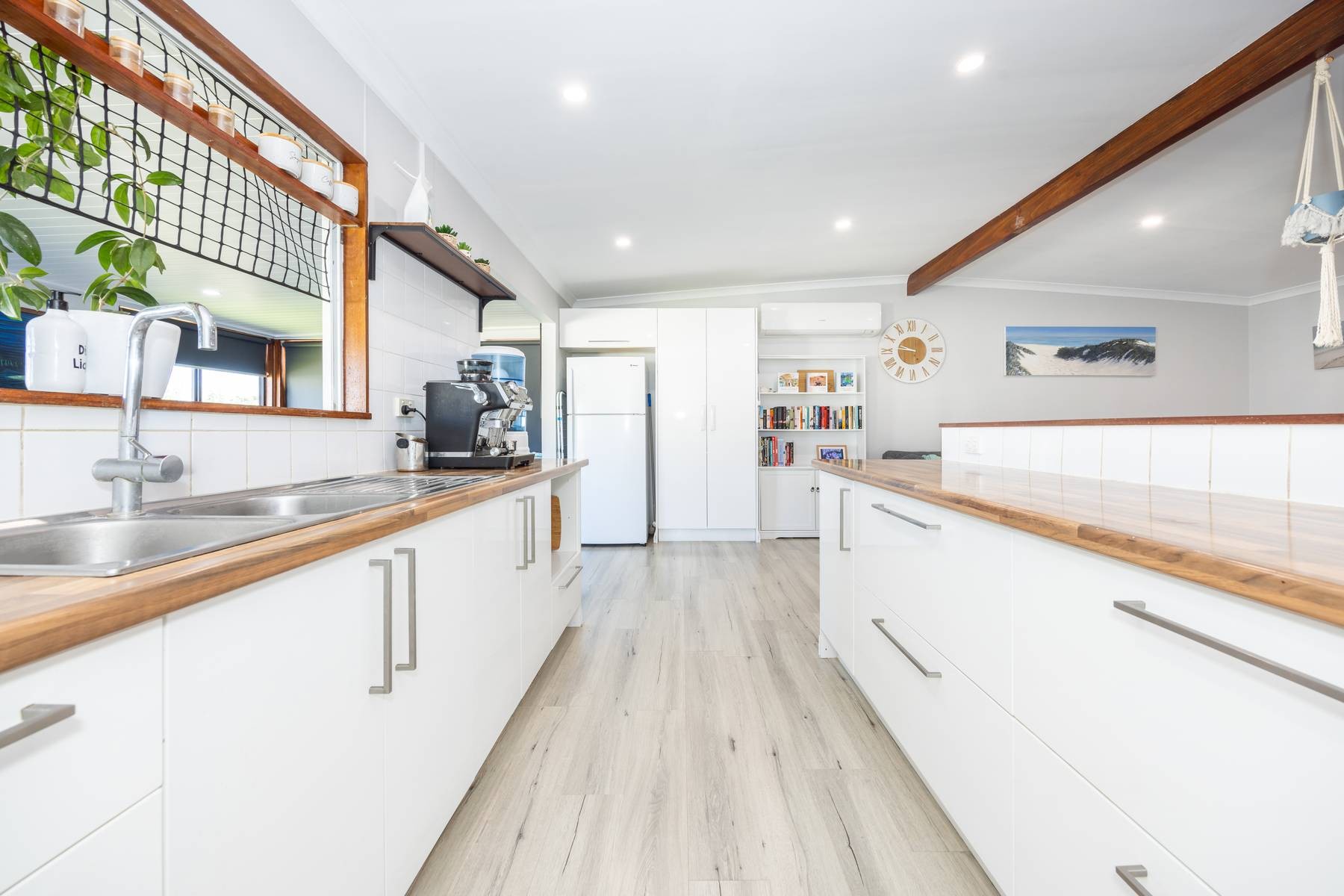 8 Hawaii Road, Jurien Bay, WA 6516