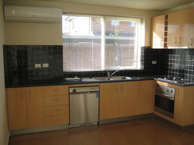 4/7 WILD CHERRY Road, Ormond, VIC 3204