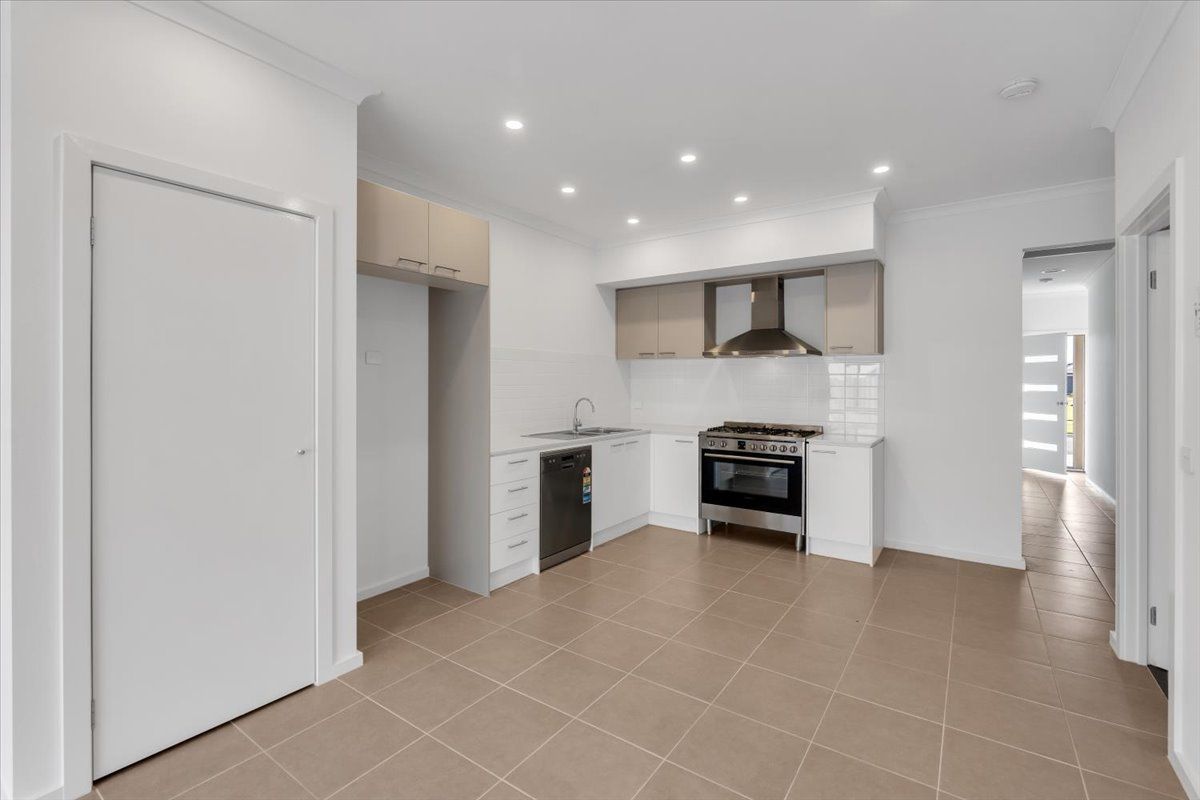 42 Palmdale Crescent, Mambourin, VIC 3024