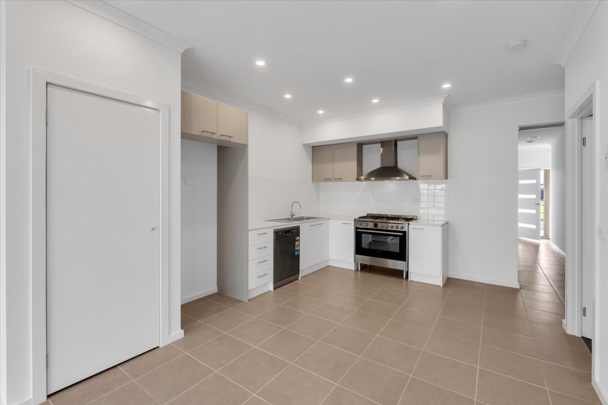 42 Palmdale Crescent, Mambourin, VIC 3024