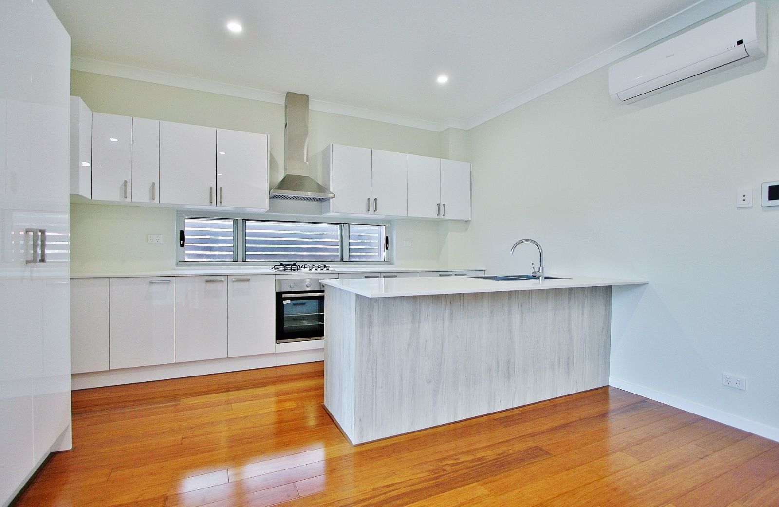847 Logan Road, Holland Park West, QLD 4121