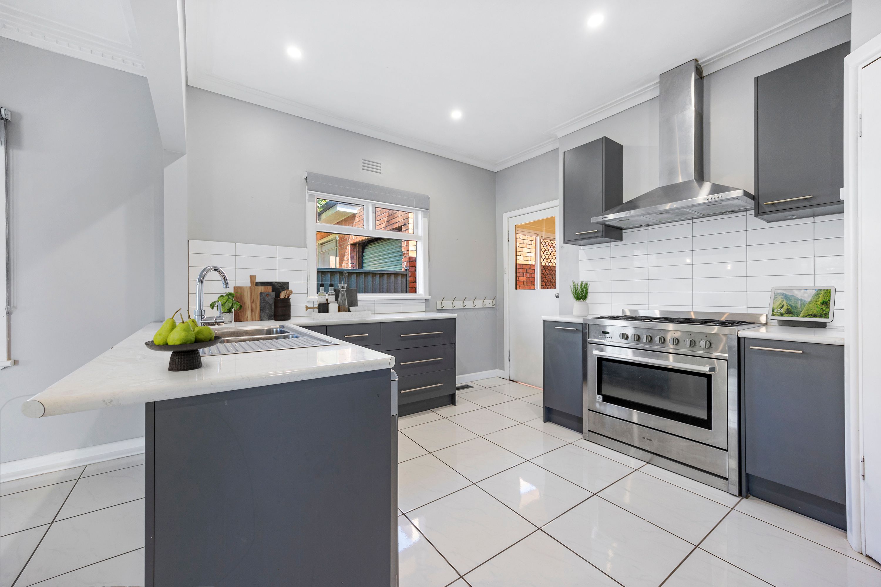 239 Dowling Street — photo 3 of 30