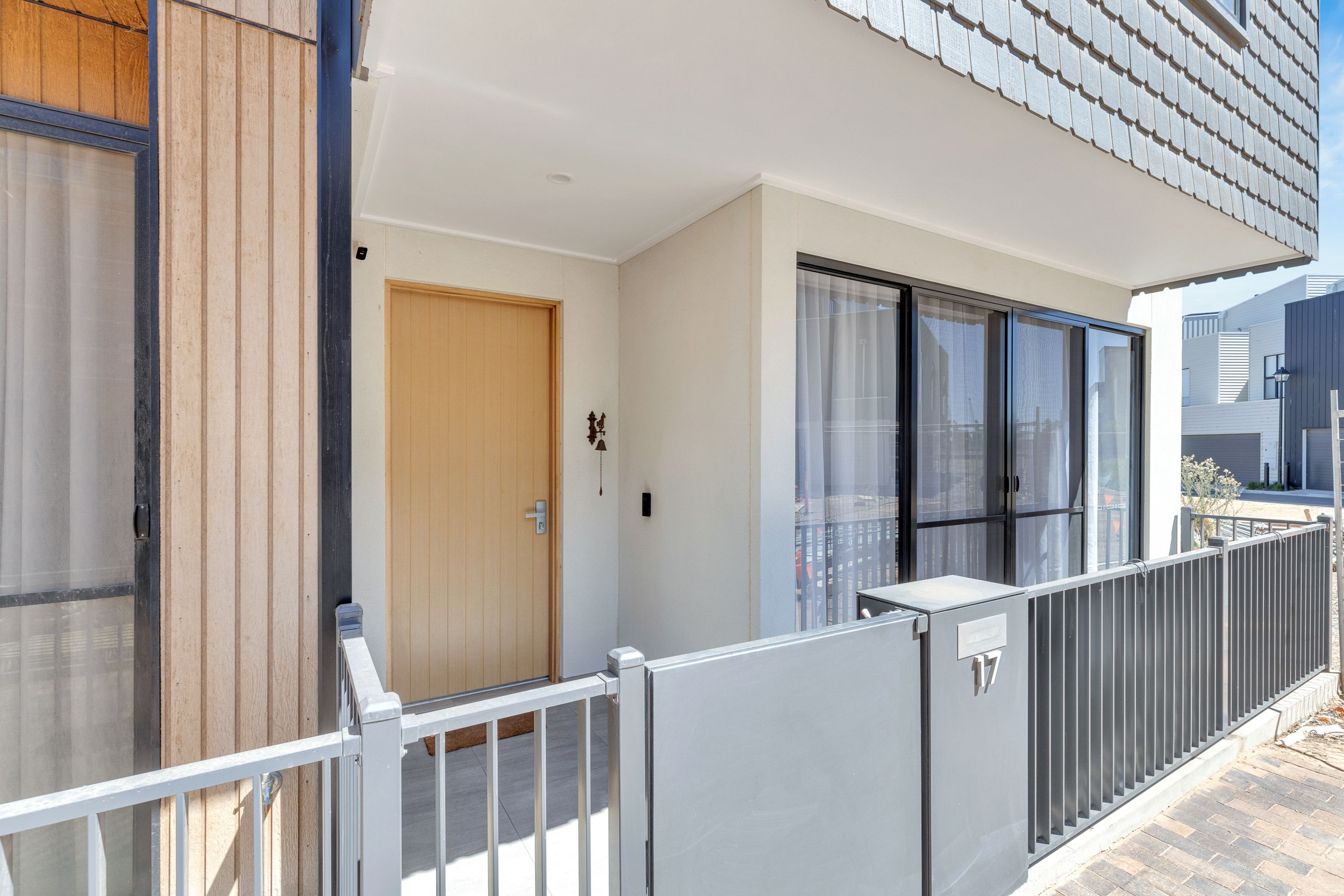 17 Hobart Lane — photo 3 of 25