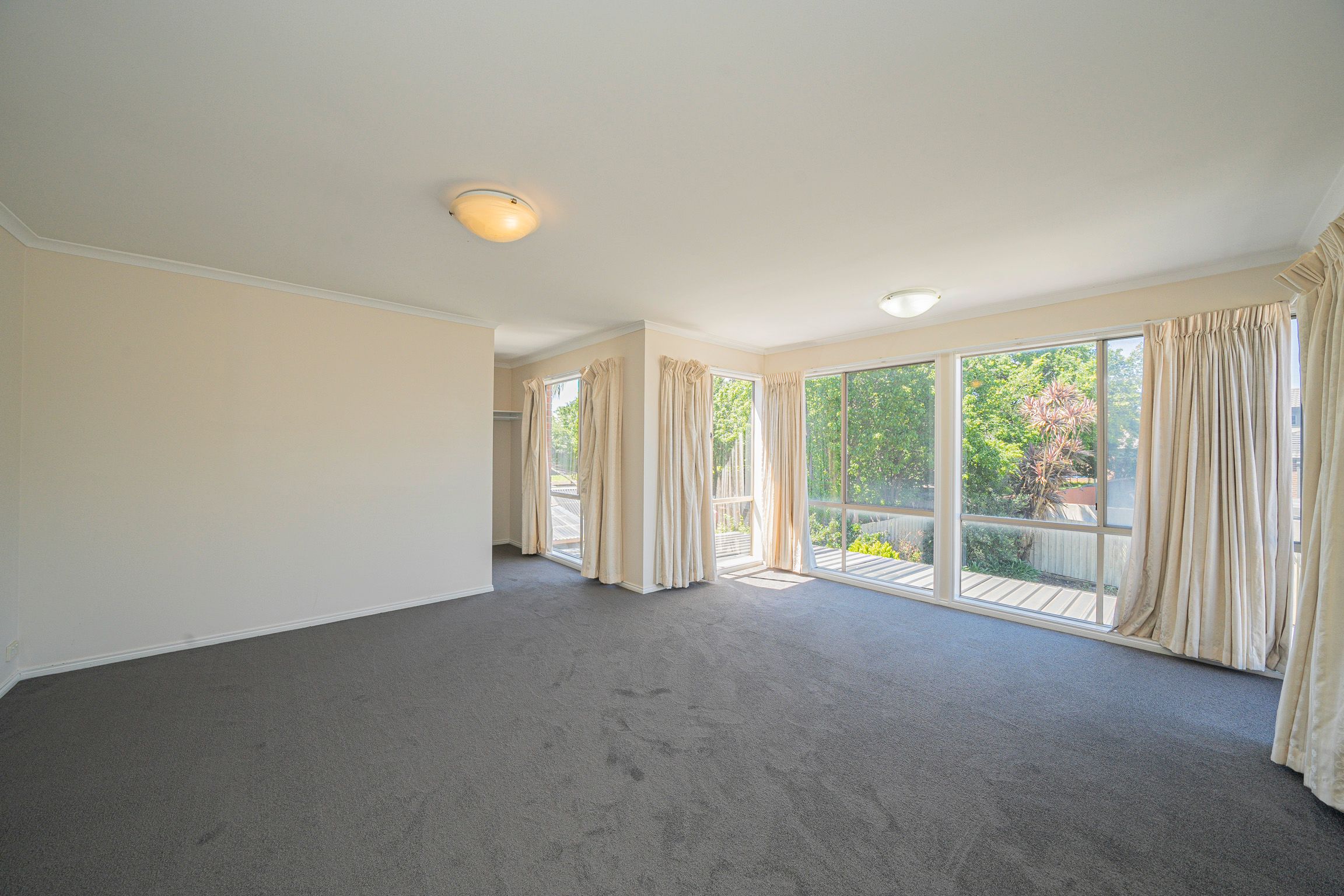 10 Lowanna Street — photo 9 of 17