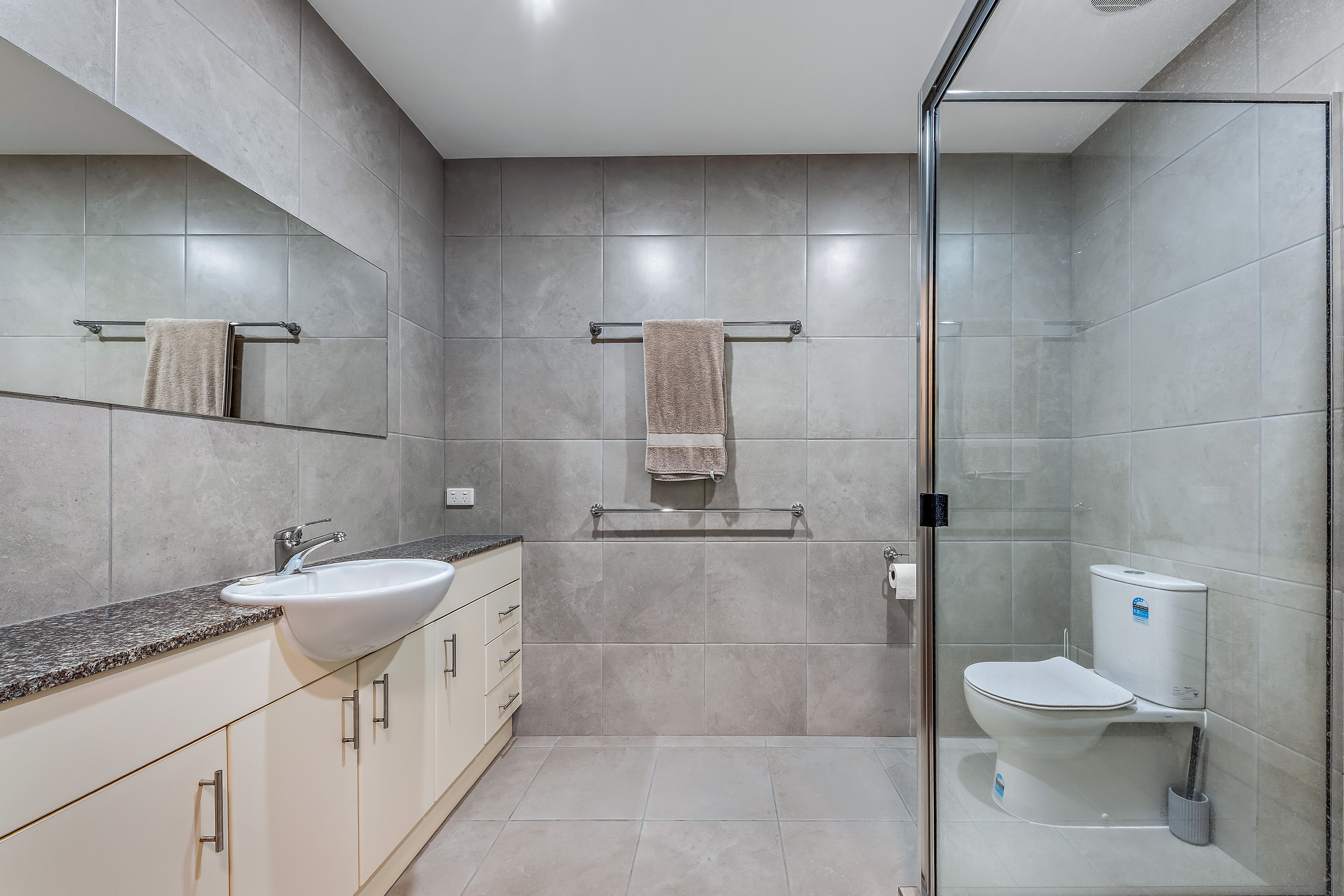2/21 Shute Harbour Road — photo 10 of 20