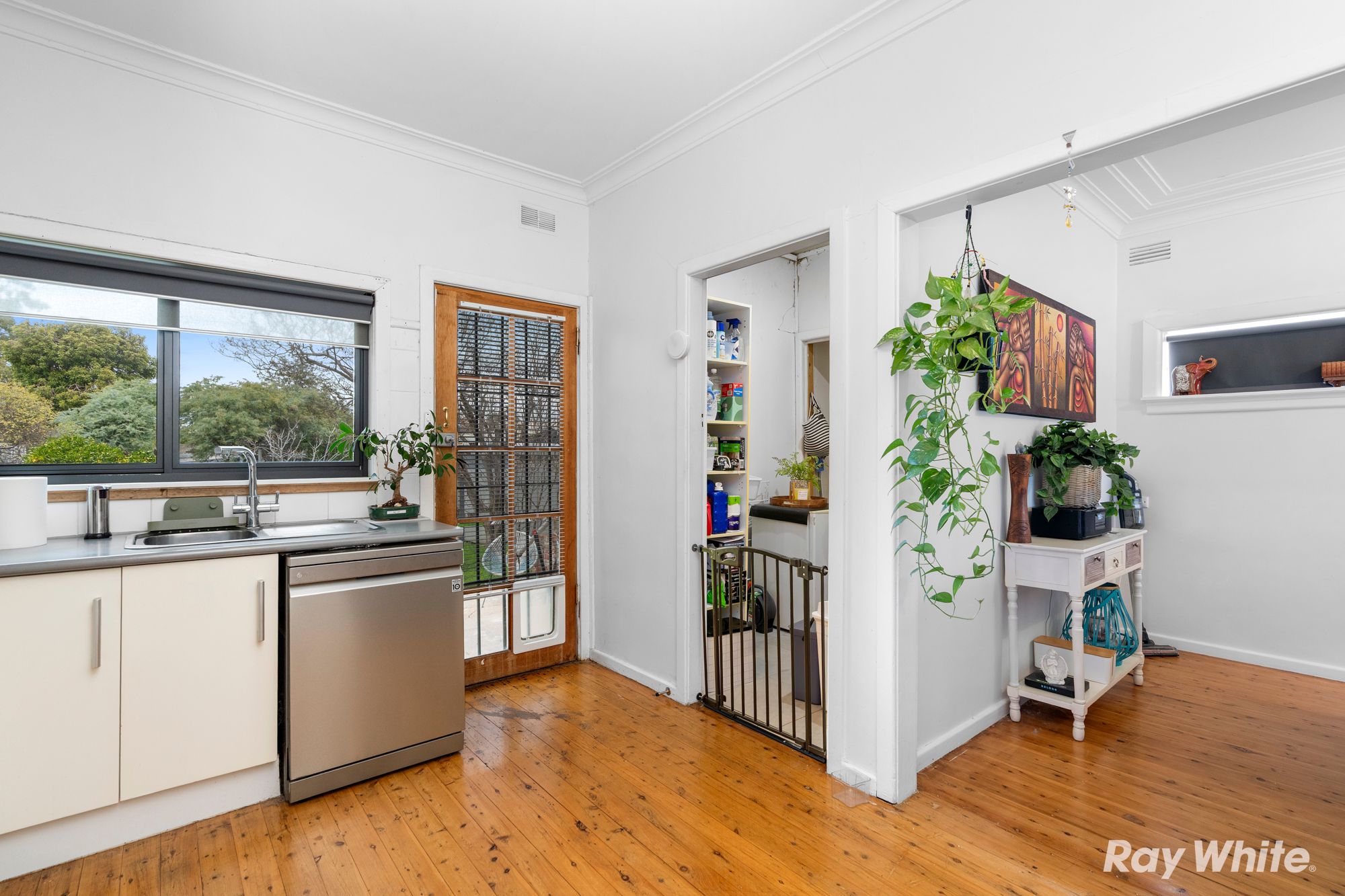 86 Tichborne Crescent — photo 6 of 12
