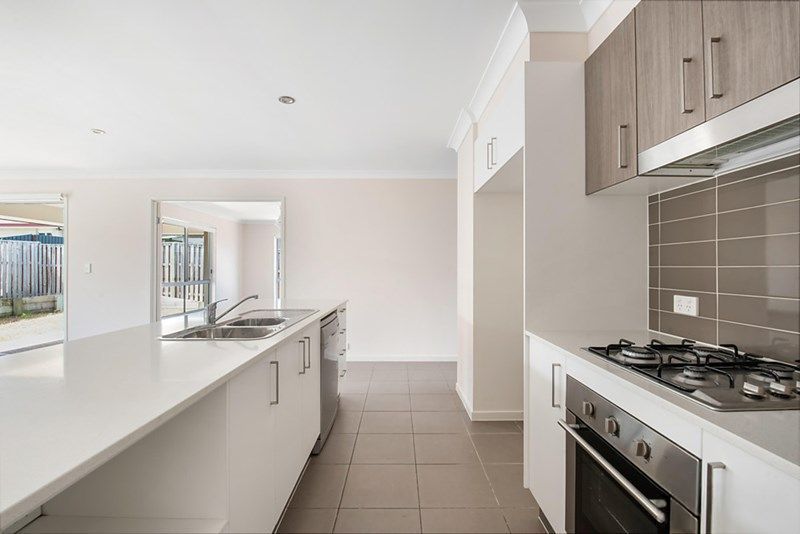 16 Ravensbourne Circuit, Waterford, QLD 4133