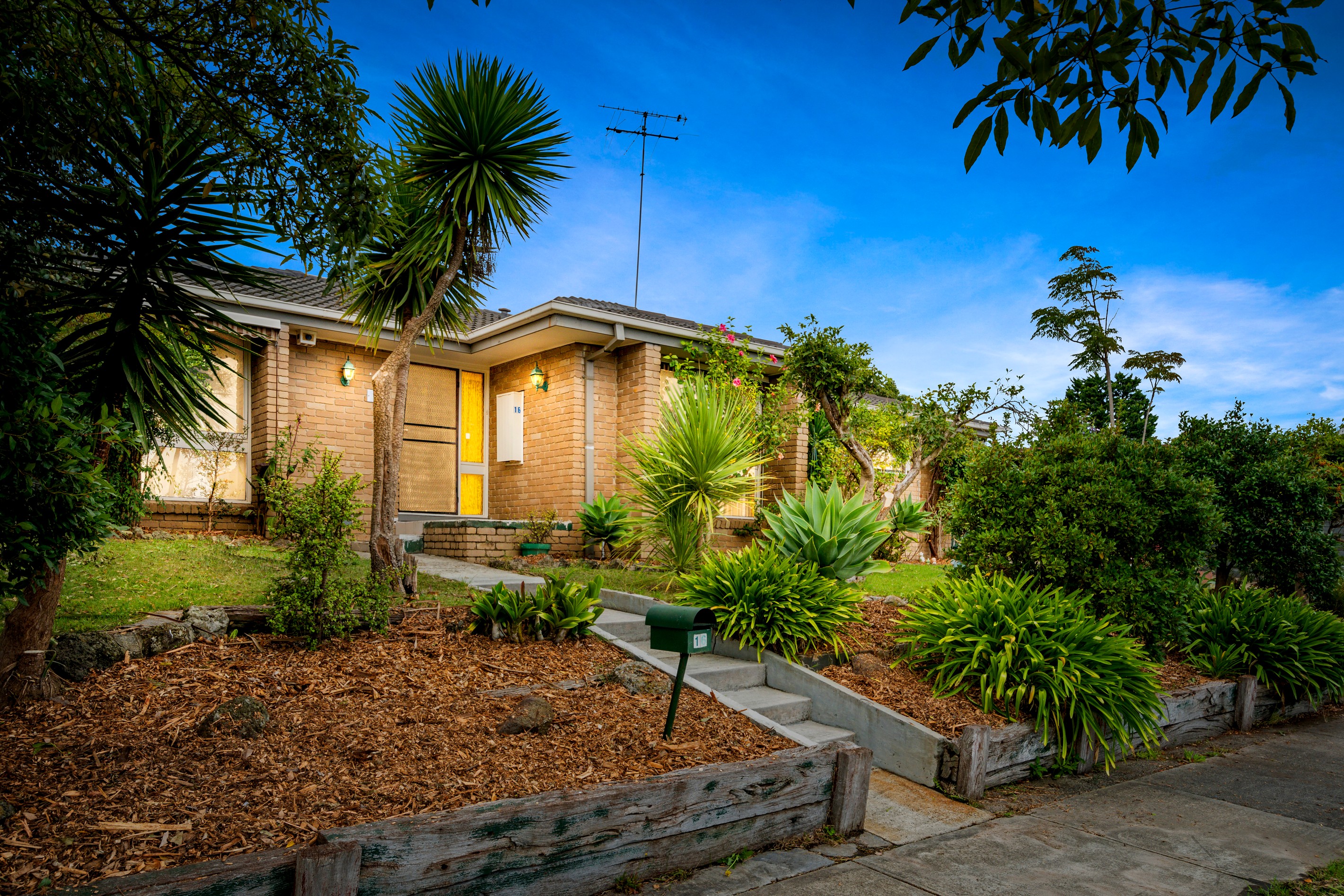 16 Nicholson Close, Endeavour Hills, VIC 3802