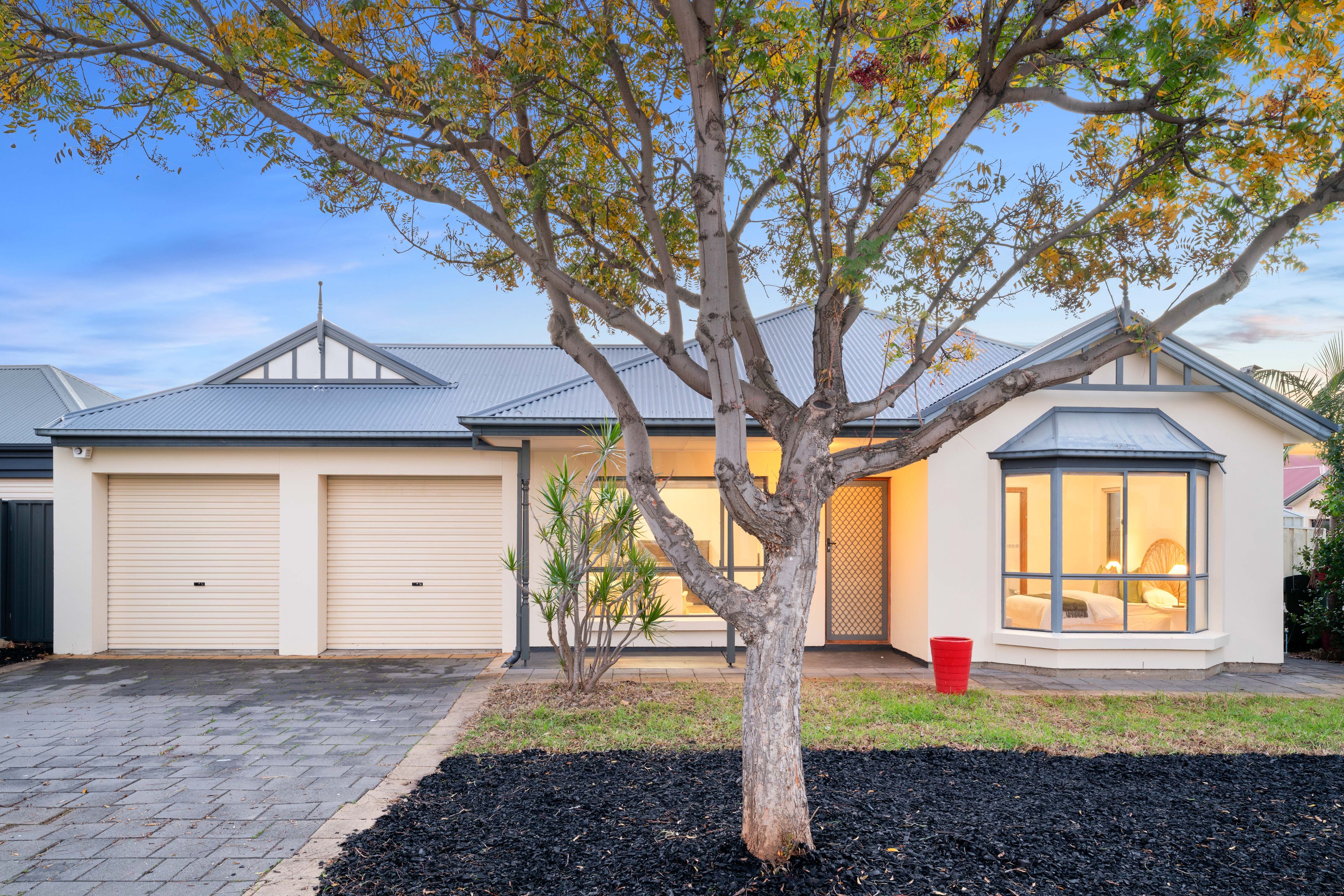 8 Maquarie Street — photo from Ray White Hillcrest