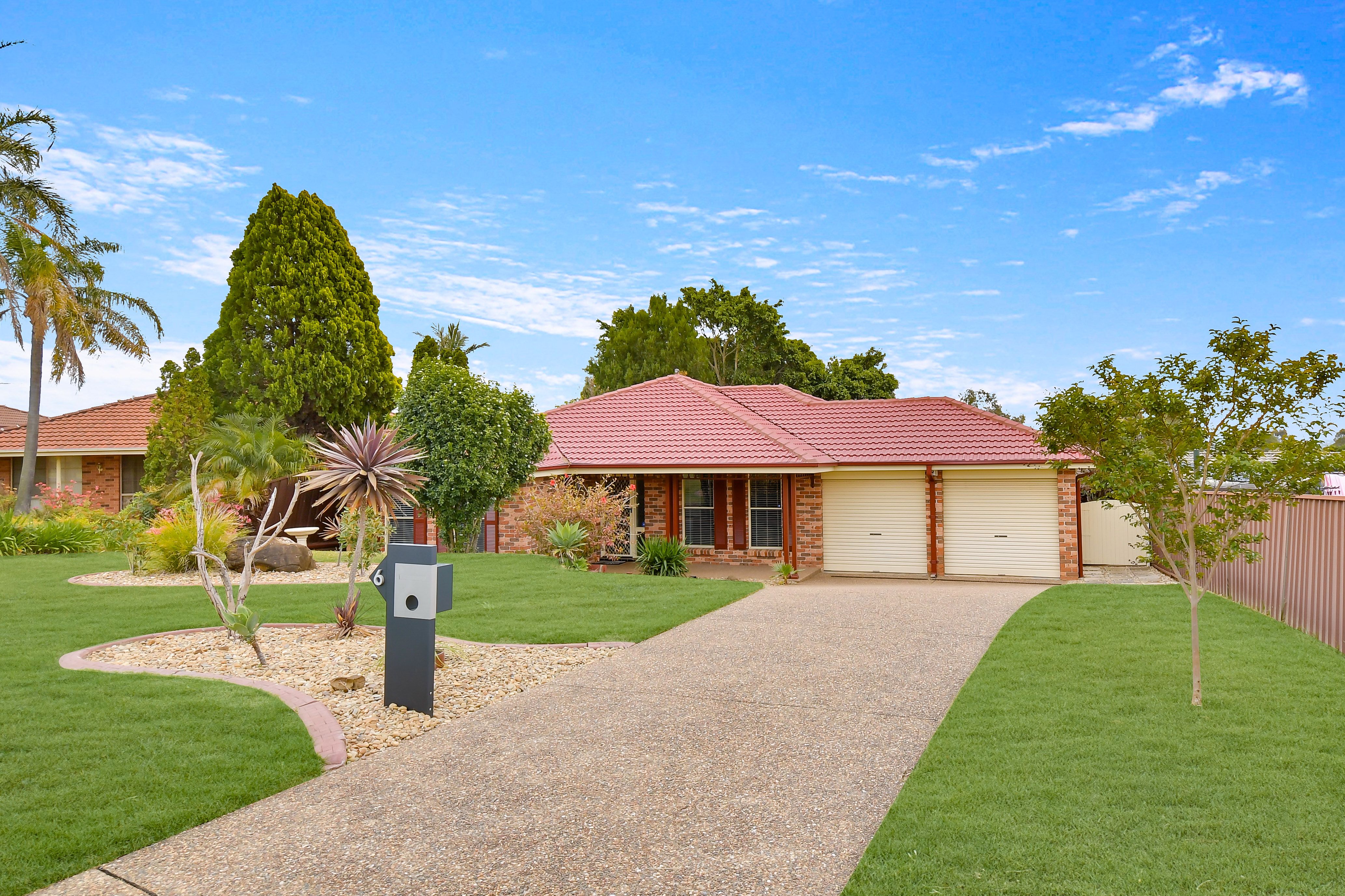6 Swiveller Close