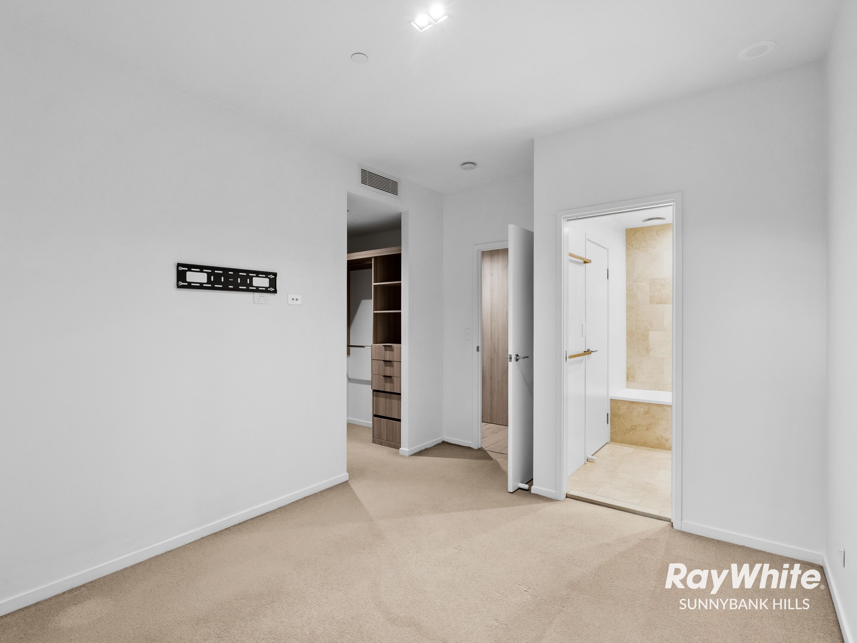 1204/18 Longland Street — photo 10 of 30