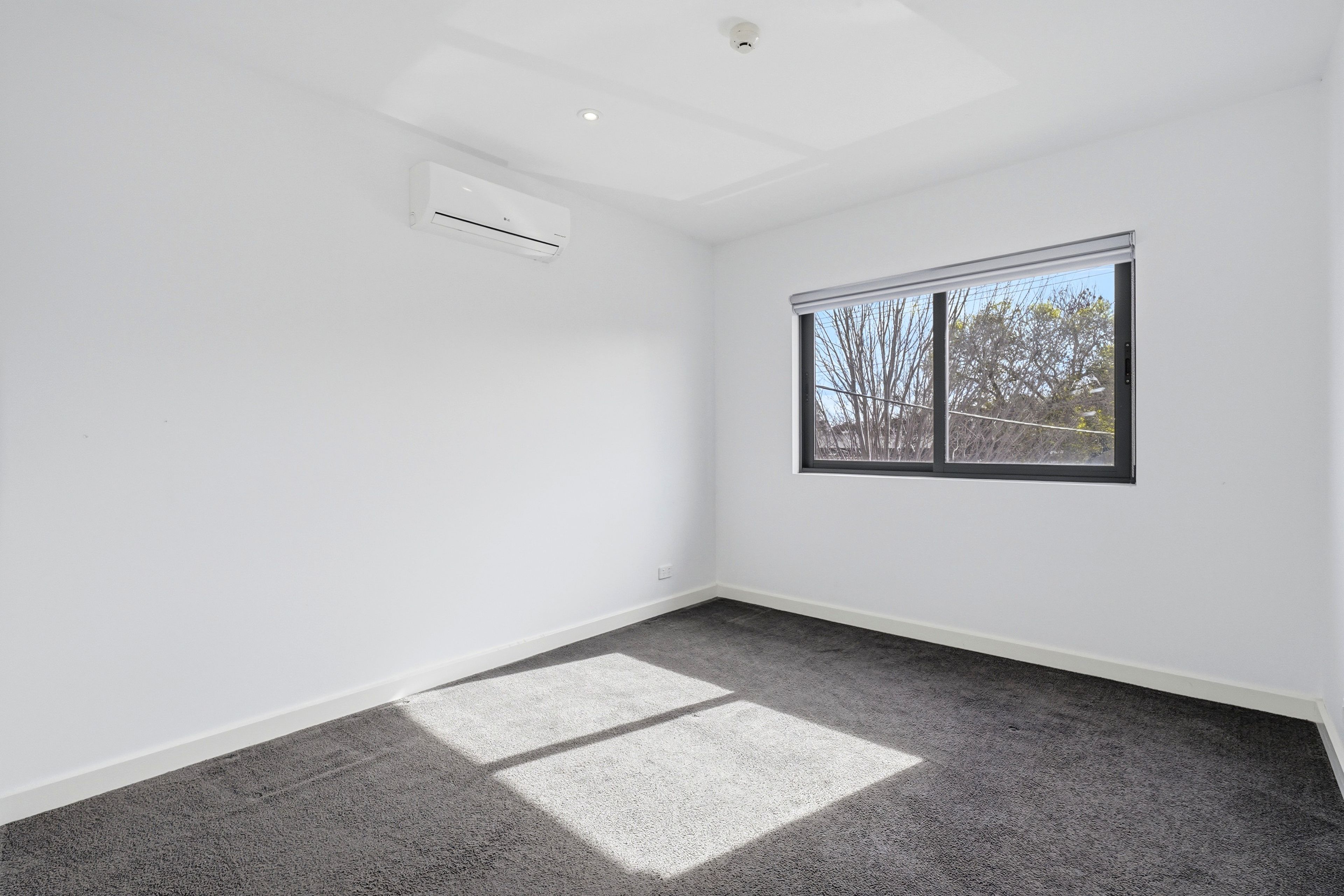 102/4 Lawson Street — photo 6 of 10
