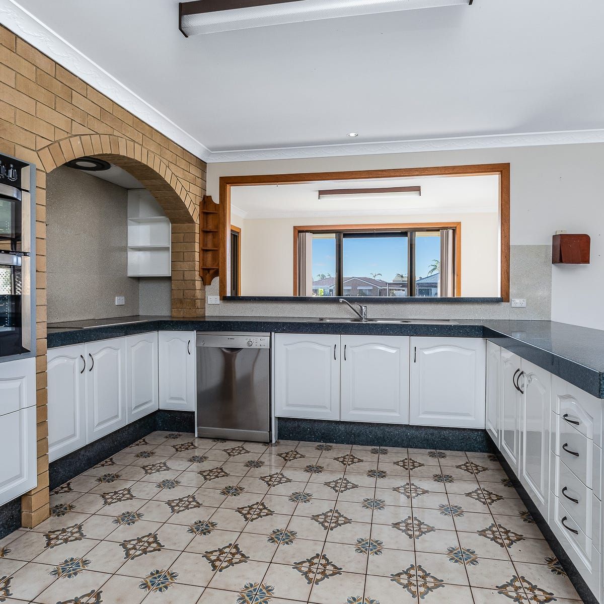 136 Griffith Road — photo 4 of 12