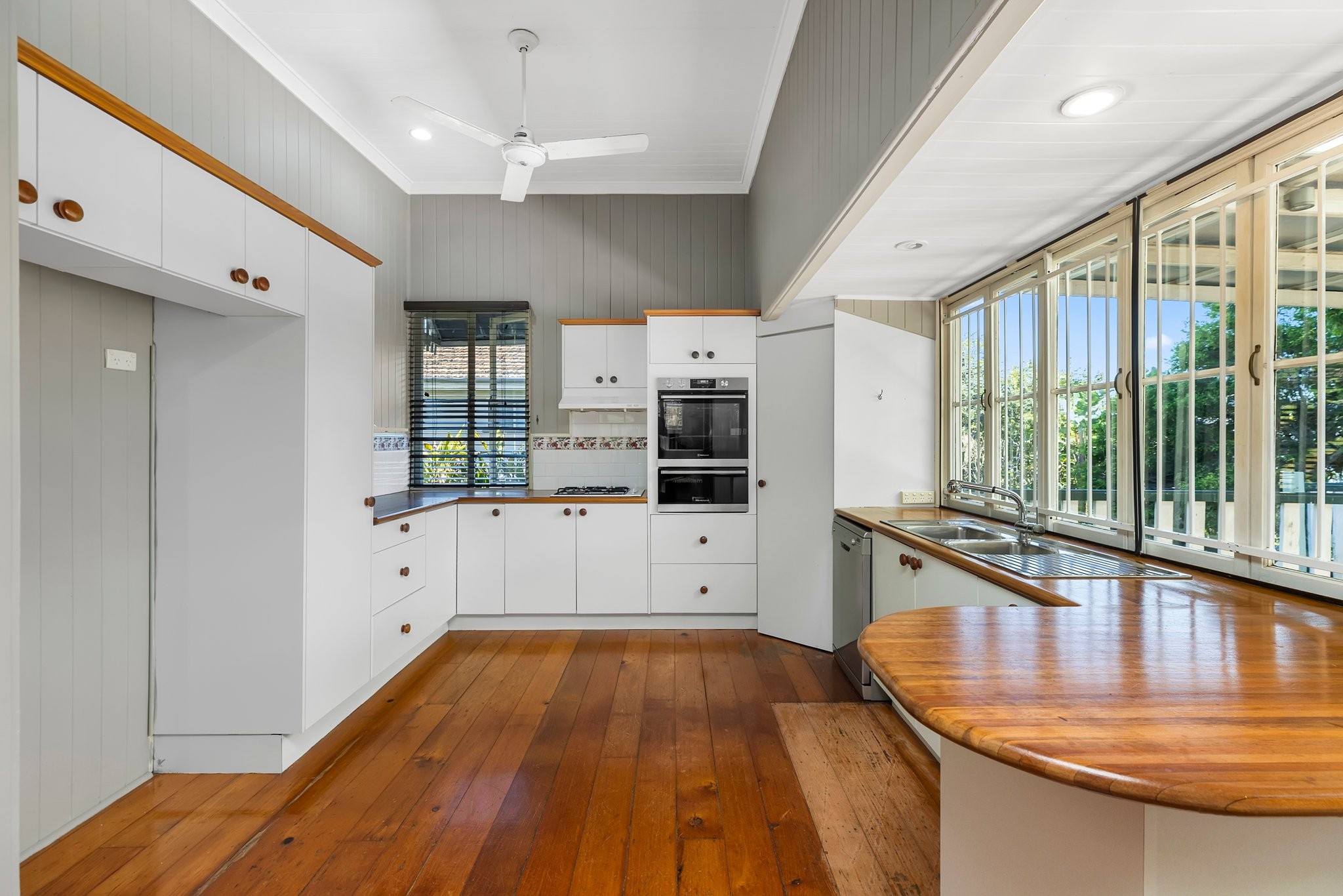 98 Graceville Avenue, Graceville, QLD 4075