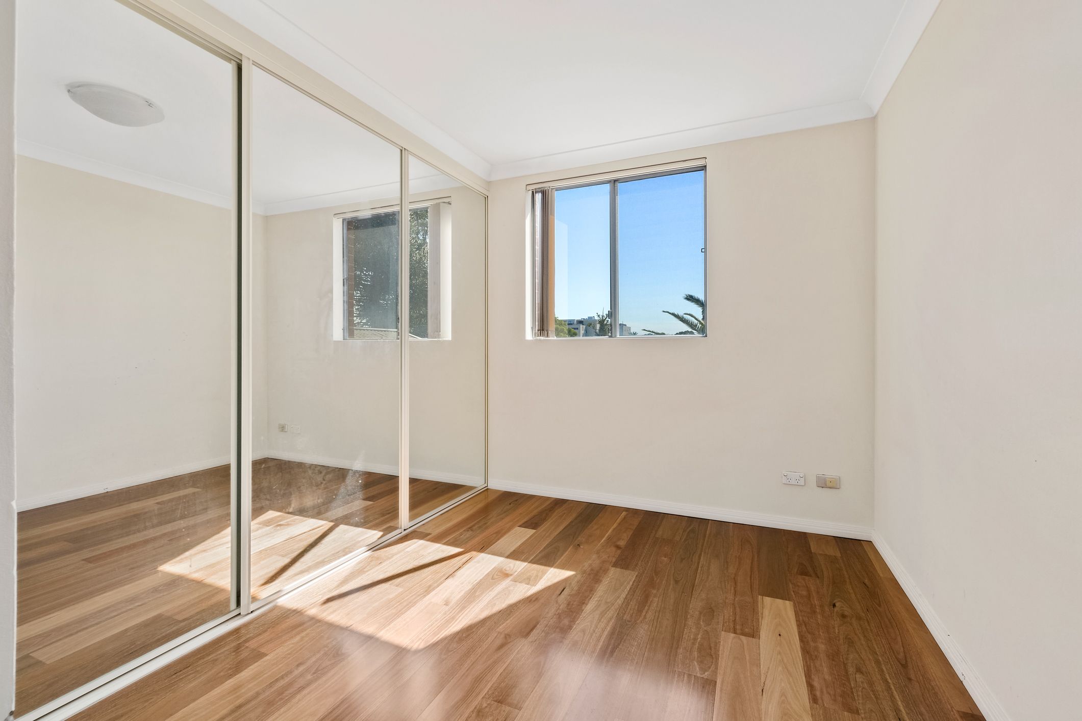 27/11-13 Crane Street — photo 4 of 5
