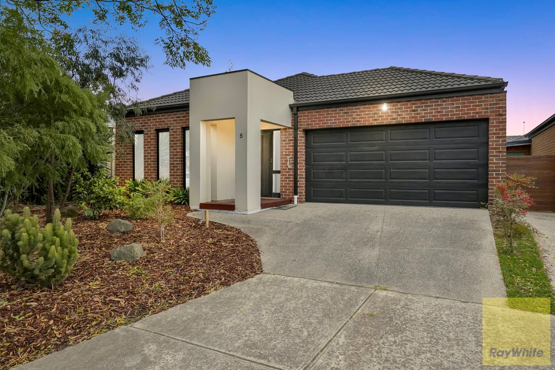 5 Aura Lane, Caroline Springs VIC 3023