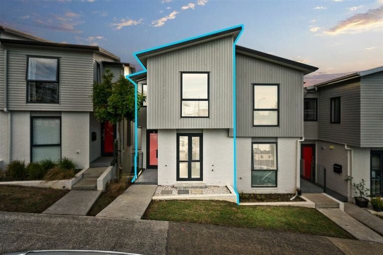 9/10 Silver Moon Road, Albany, North Shore City