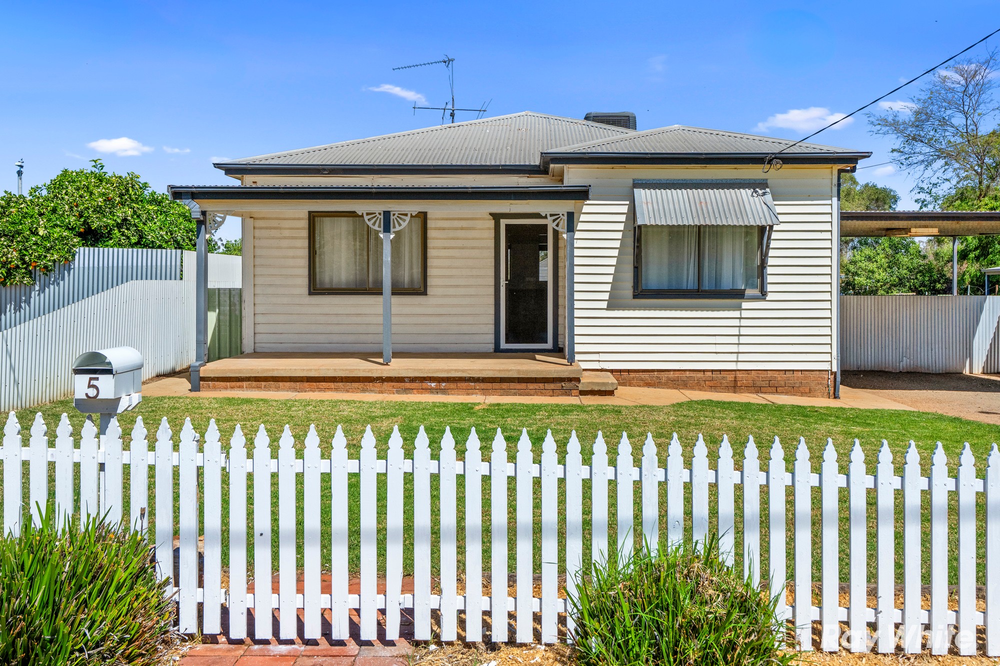 5 Loughnan Street, Coolamon, NSW 2701