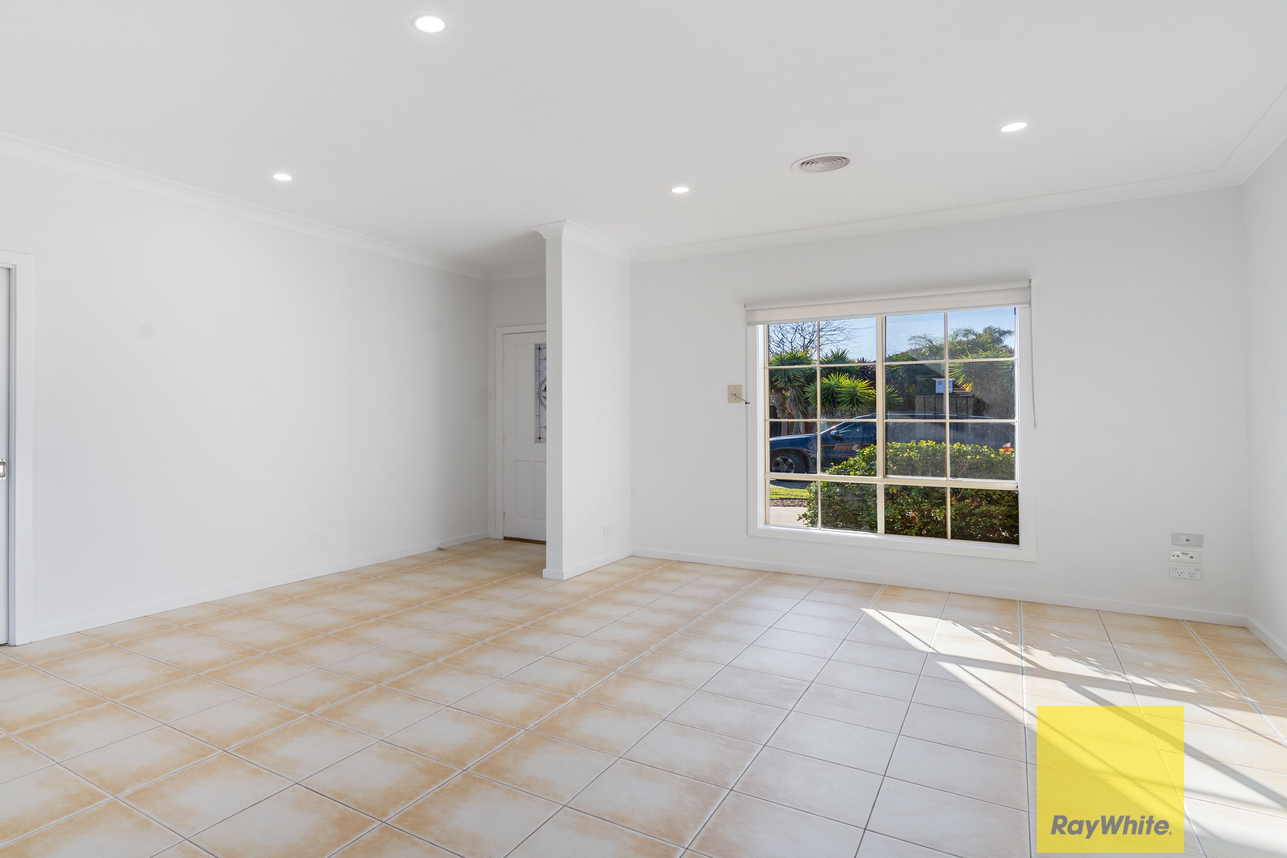 1/7 Dustin Court — photo 2 of 14