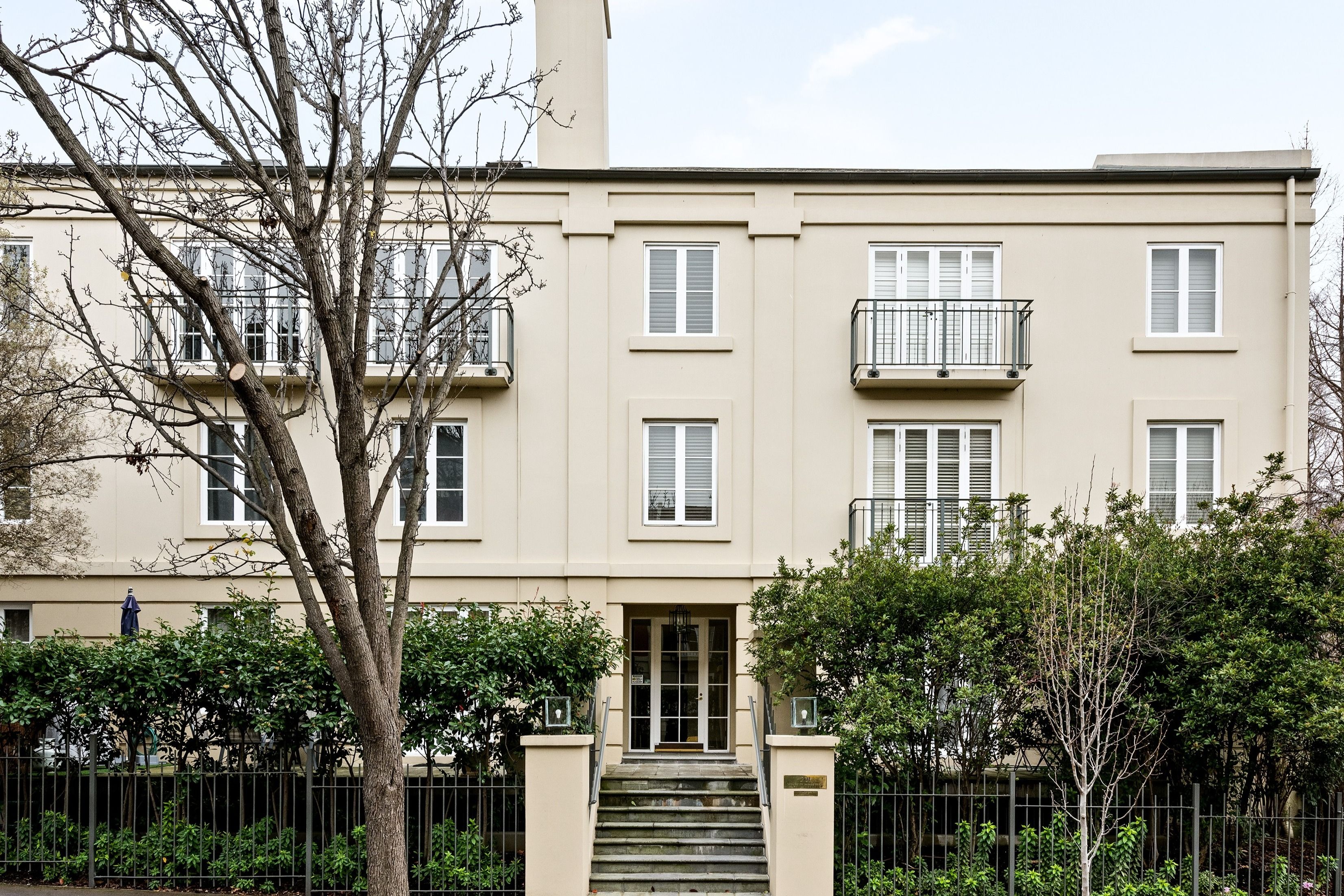 34/201 Wellington Parade South — photo from Ray White CRE