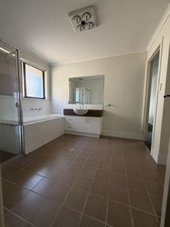 6 Semillon Crescent — photo 11 of 13