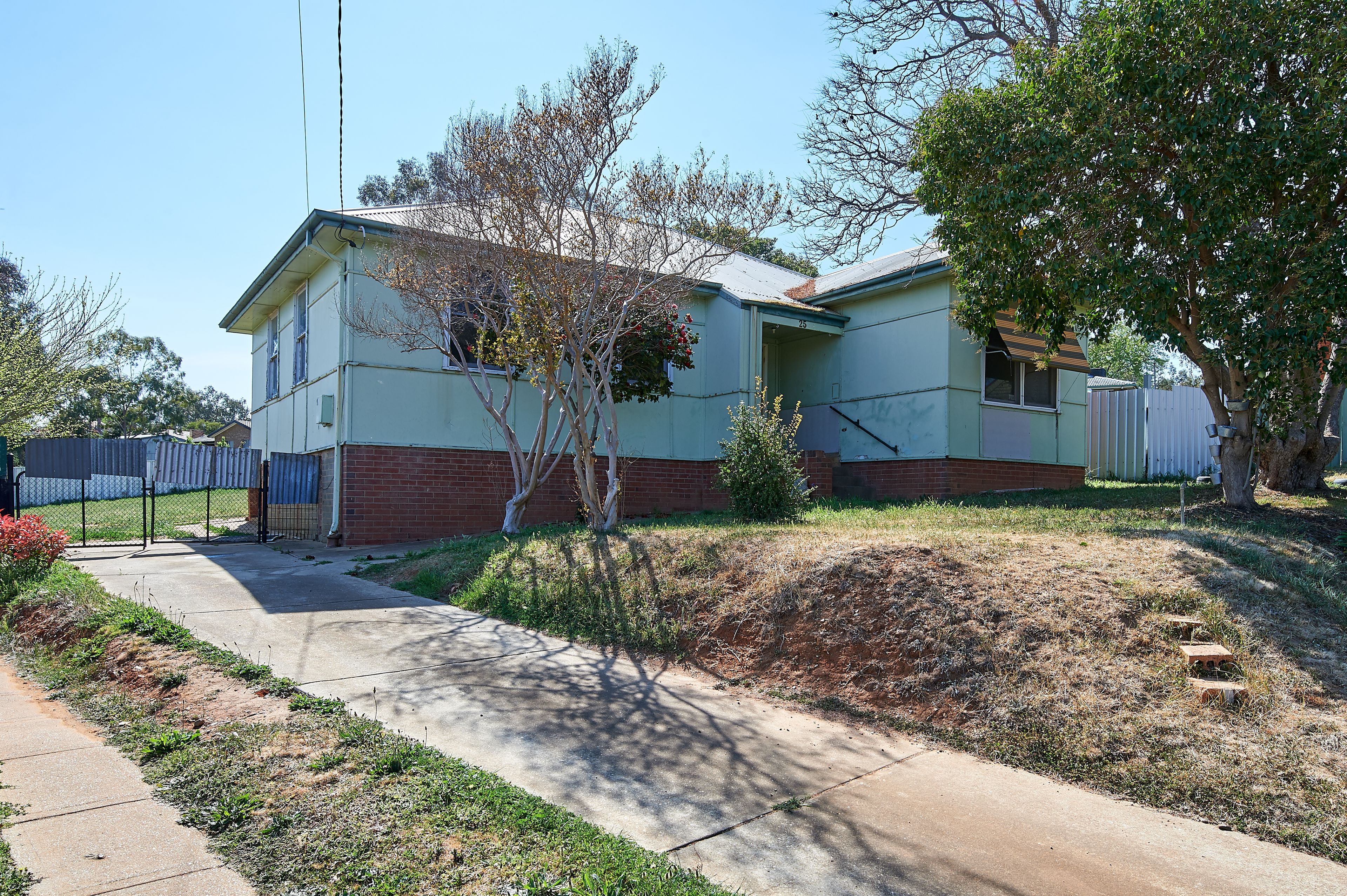25 Phillip Avenue, Mount Austin, NSW 2650